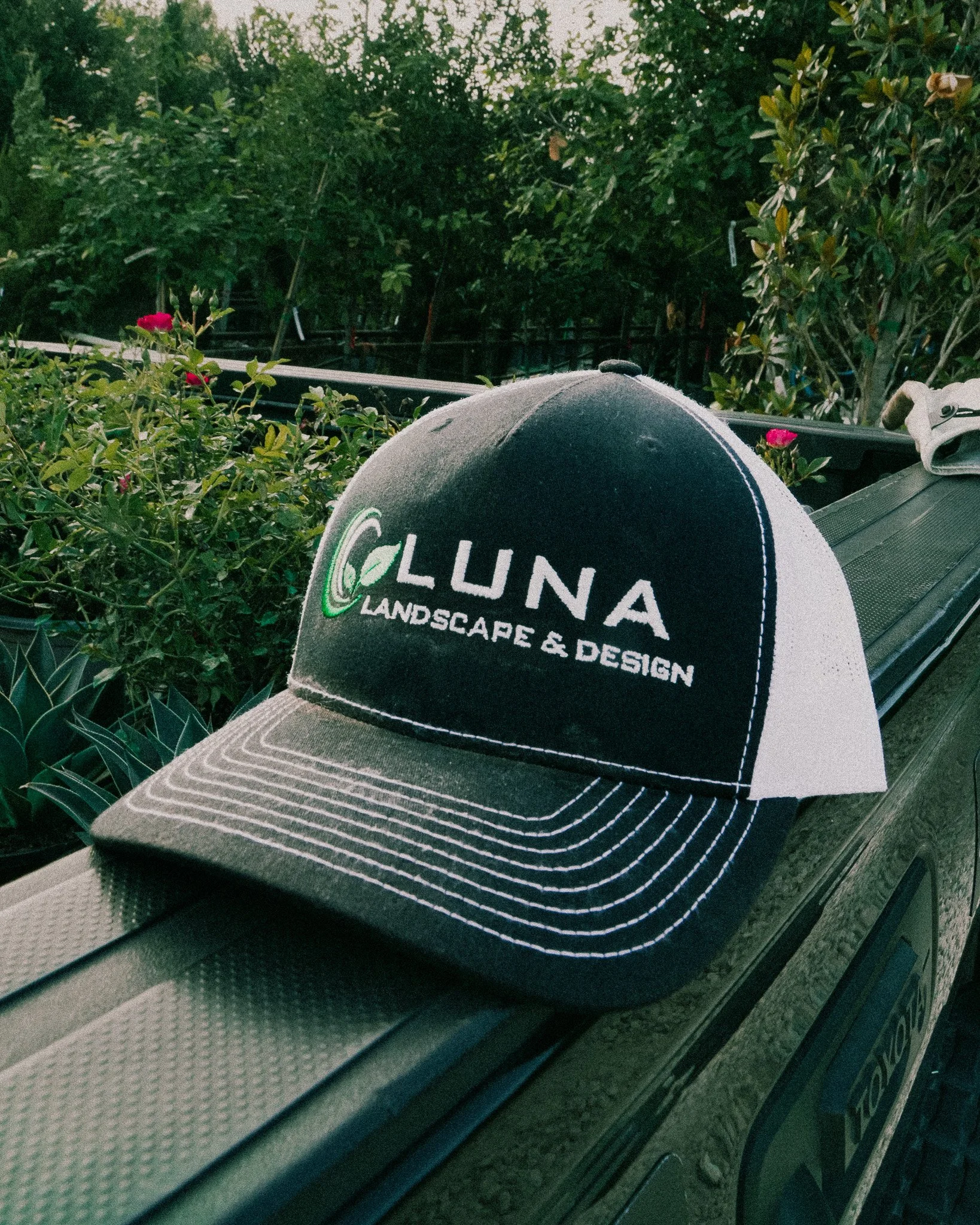 Luna Landscape & Design Company Logo