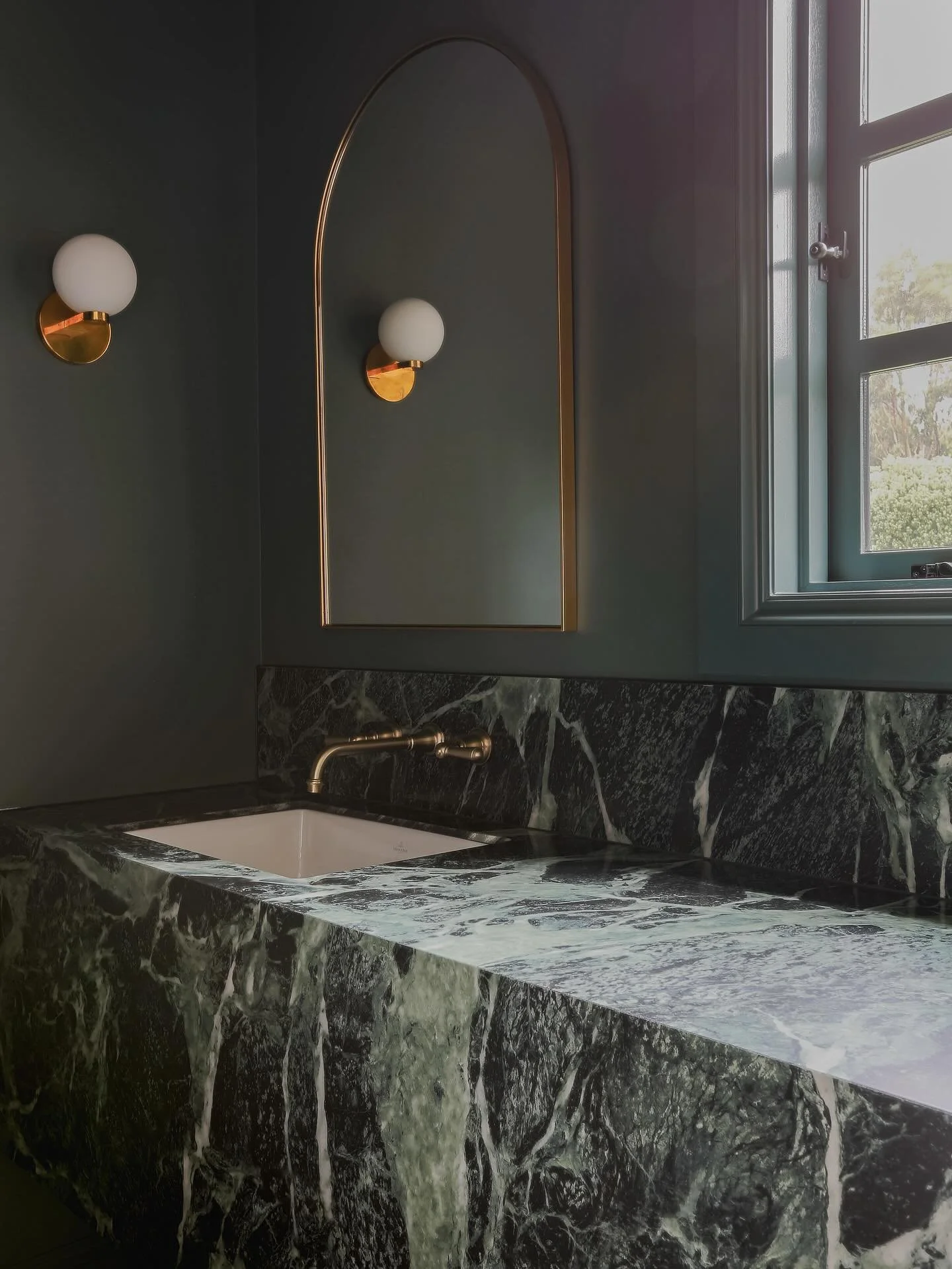 Moody green hues at our Oaklands project. We love the element of surprise in a powder room and this one takes its cues from the beautiful gardens of this country home 🌿

Stone @enviro.surfaces 
Joinery @vsk_joinery 
Tiles @perinitiles 
Taps @brodwar