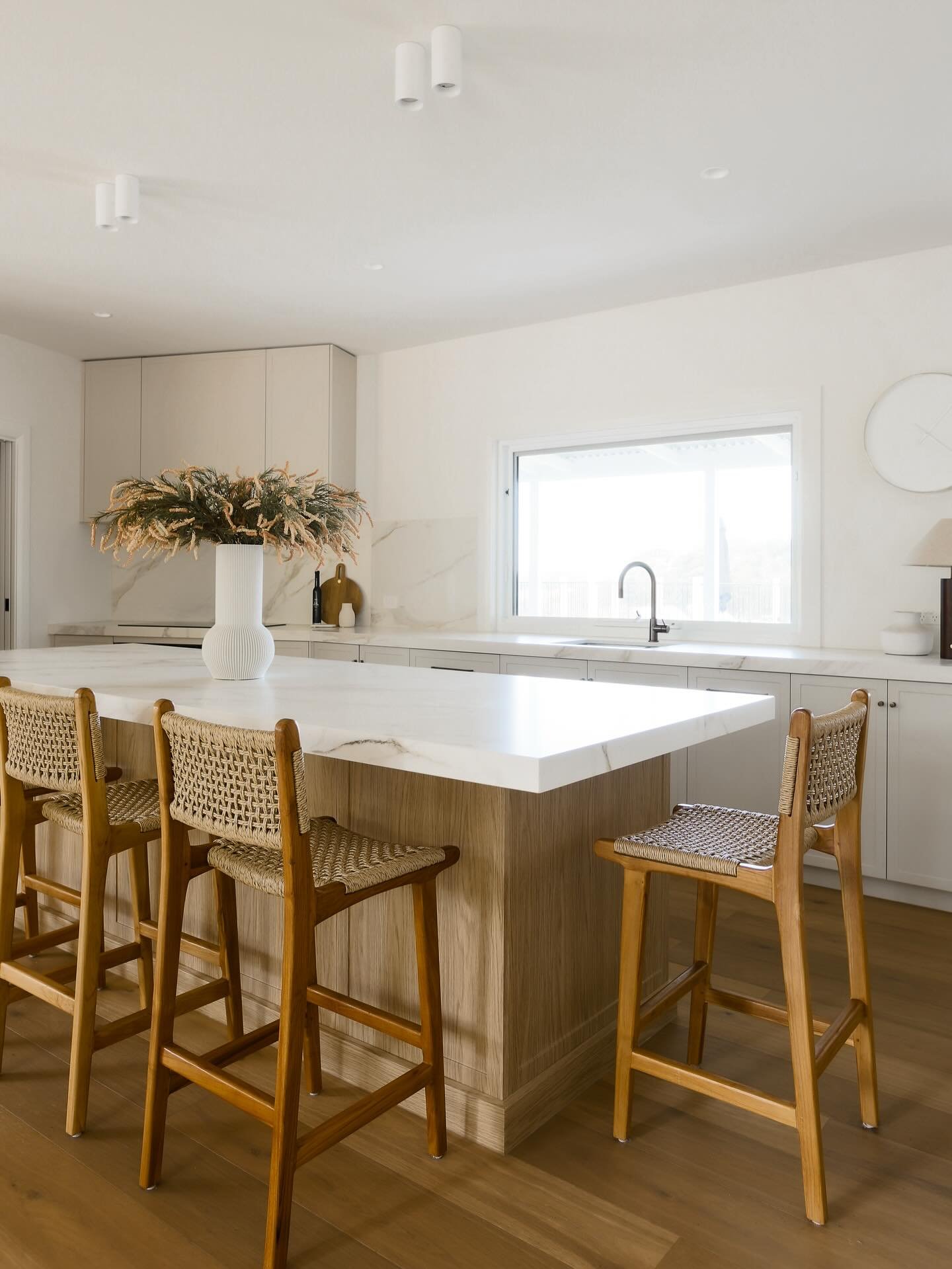 POINT LEO / A full renovation of a much loved country escape that has been in the family for many years 🤍

We kept the palette warm and neutral, layering in beautiful textures to add depth and interest. The result is a calm and peaceful retreat, a p