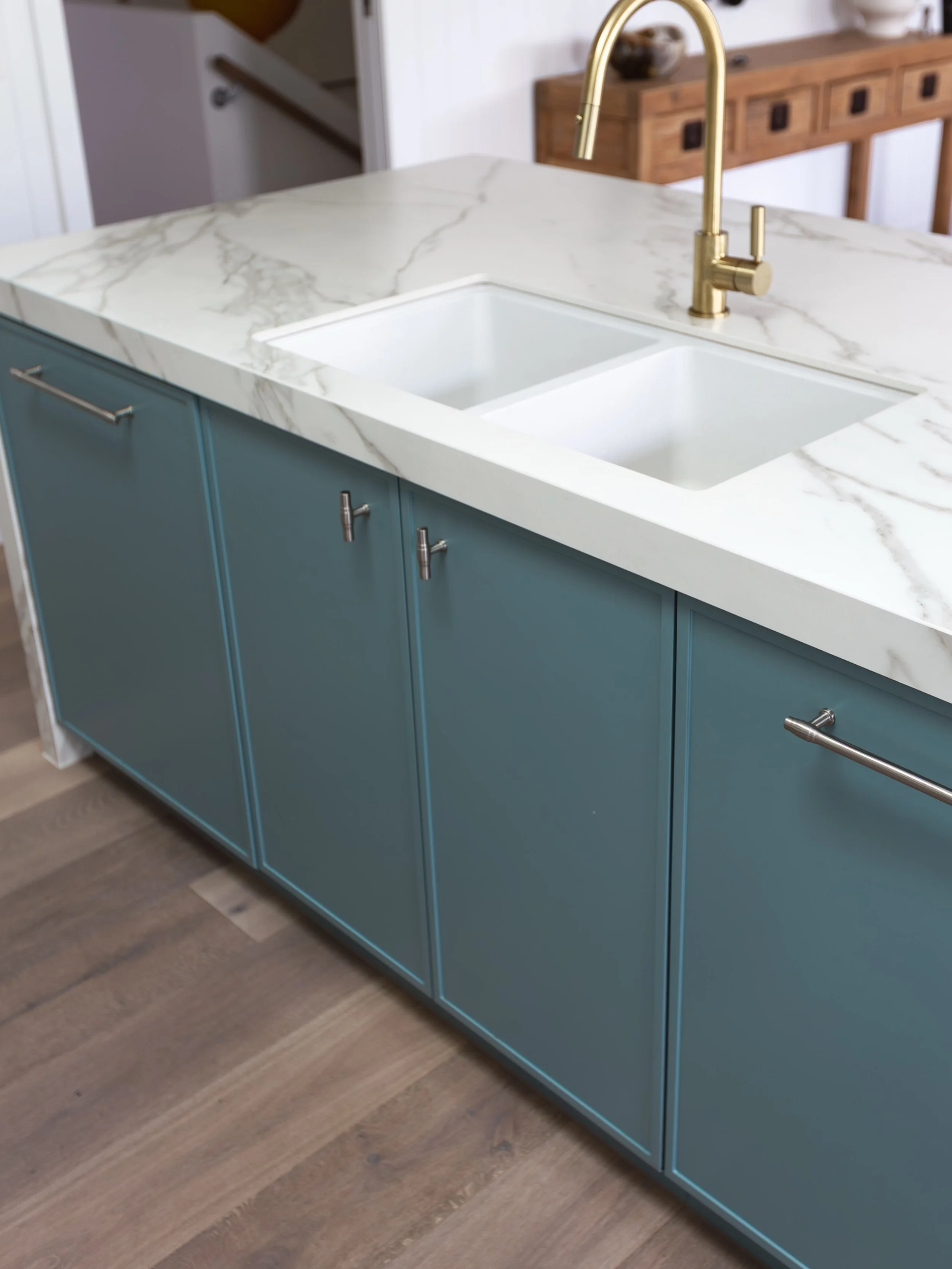 Our Portsea project with cabinetry in one of our favourite blues Hailstorm by Porters Paints. Stools from @racheldonath_ and Cleo pendants by @visualcomfort set this kitchen off perfectly 👌

Stone @neolithofficial 
Taps @astrawalkerofficial 
Handles