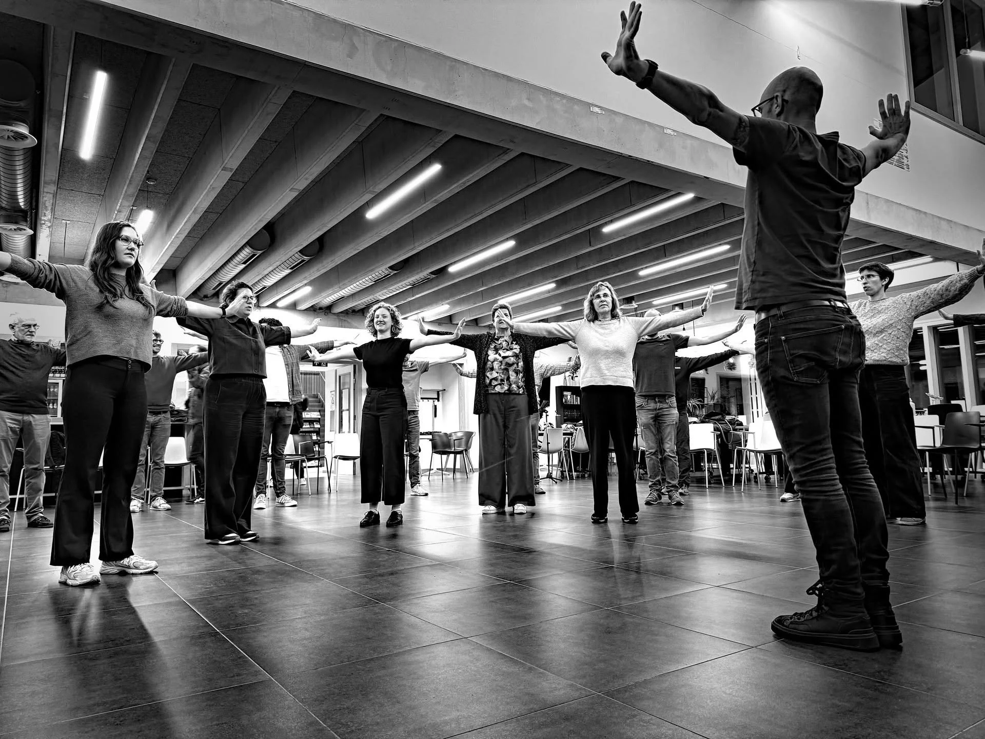 Zingen doe je met je hele lichaam! Onze dirigent @jorisdrdr herinnert ons daar elke Koriolis repetitie opnieuw aan.