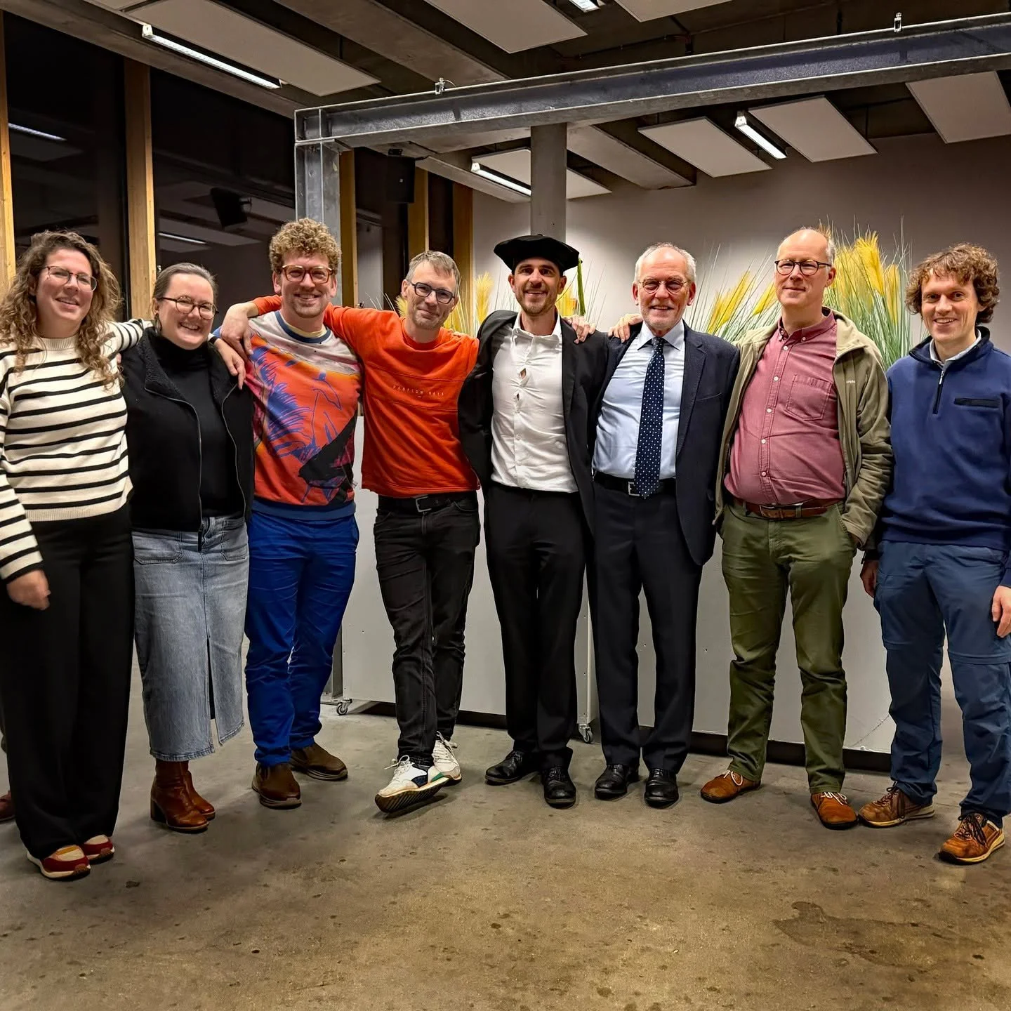 Bij Koriolis hebben we niet alleen mooie stemmen, maar ook straffe breinen. Proficiat, Freek, met het behalen van je doctoraat! 🎓✨