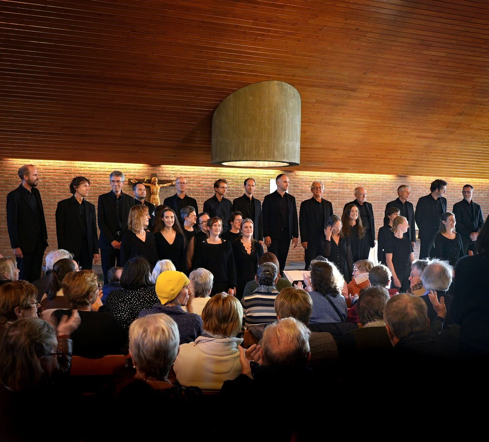 Vandaag mochten we optreden in een sfeervolle kerk in Dilbeek, in samenwerking met het Davidsfonds. Met opnieuw een enthousiast en ontroerd publiek.
Dit heerlijk weekend vat perfect samen waar we bij Koriolis voor staan: een topresultaat op de wedstr