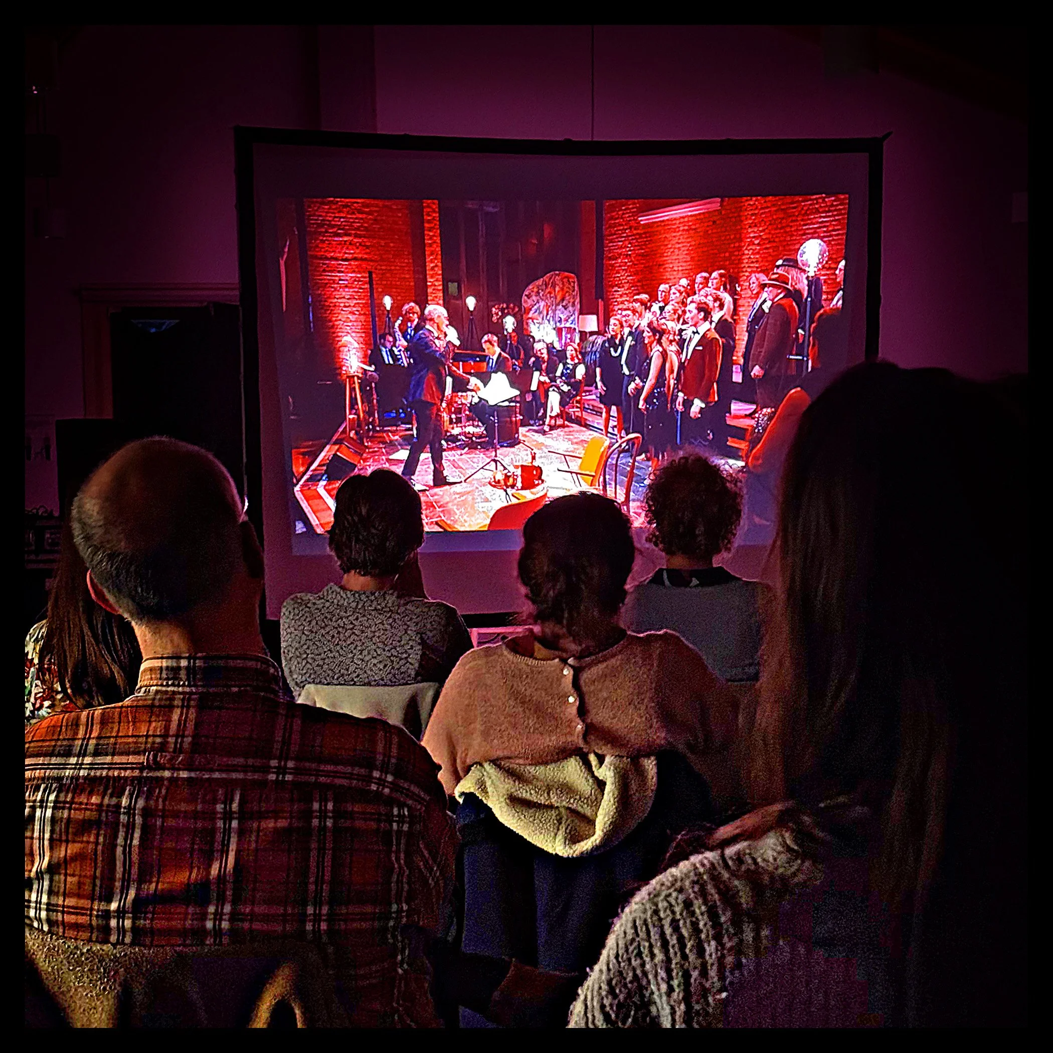 Eens een andere activiteit voor Koriolis: samen nagenieten van de spetterende Swing concerten, terwijl we de integrale opname bekijken en beluisteren. Binnenkort vliegen we er weer volop in met nieuwe repetities!