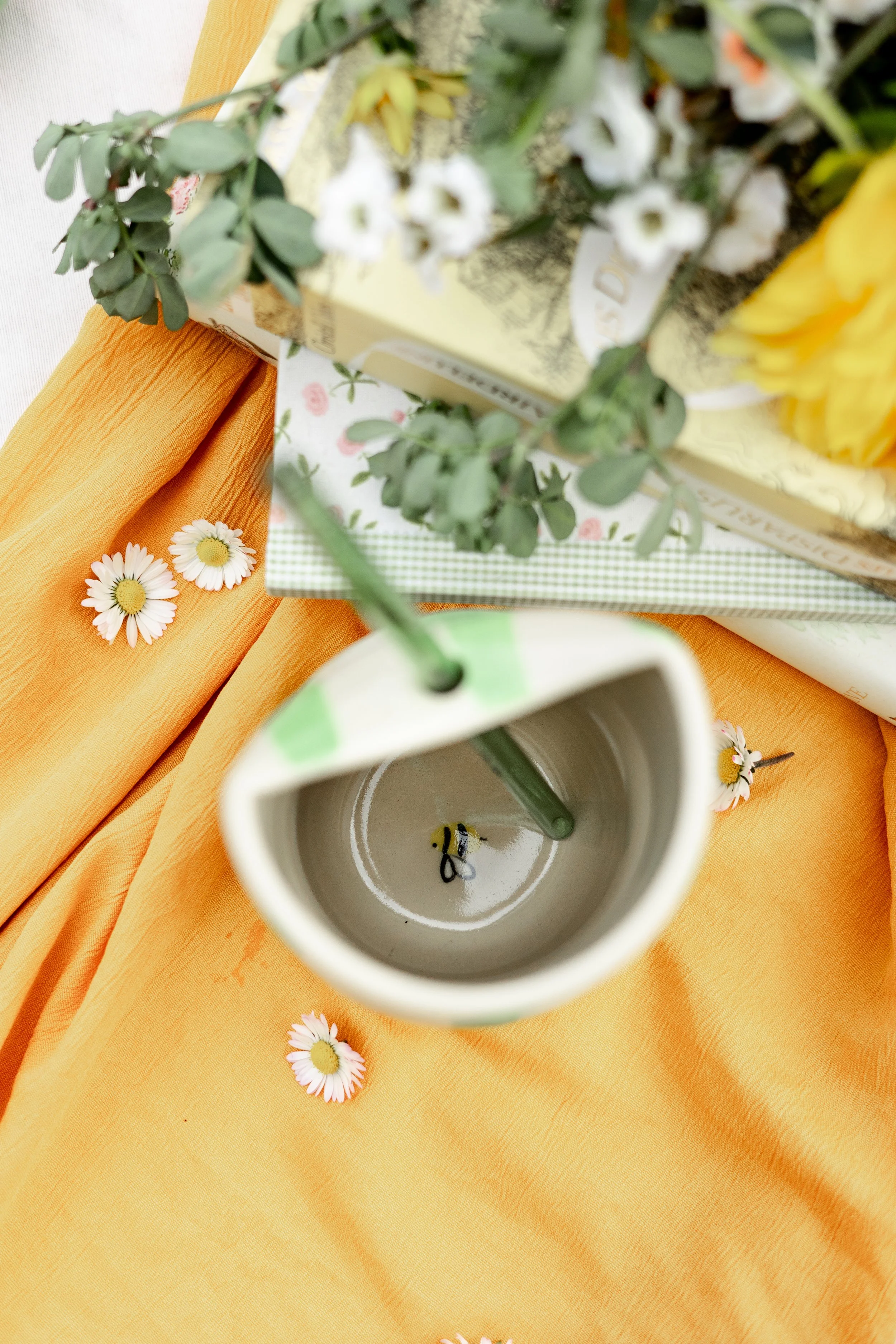 Mug artisanal abeille en céramique faite à Vallauris et paille en verre