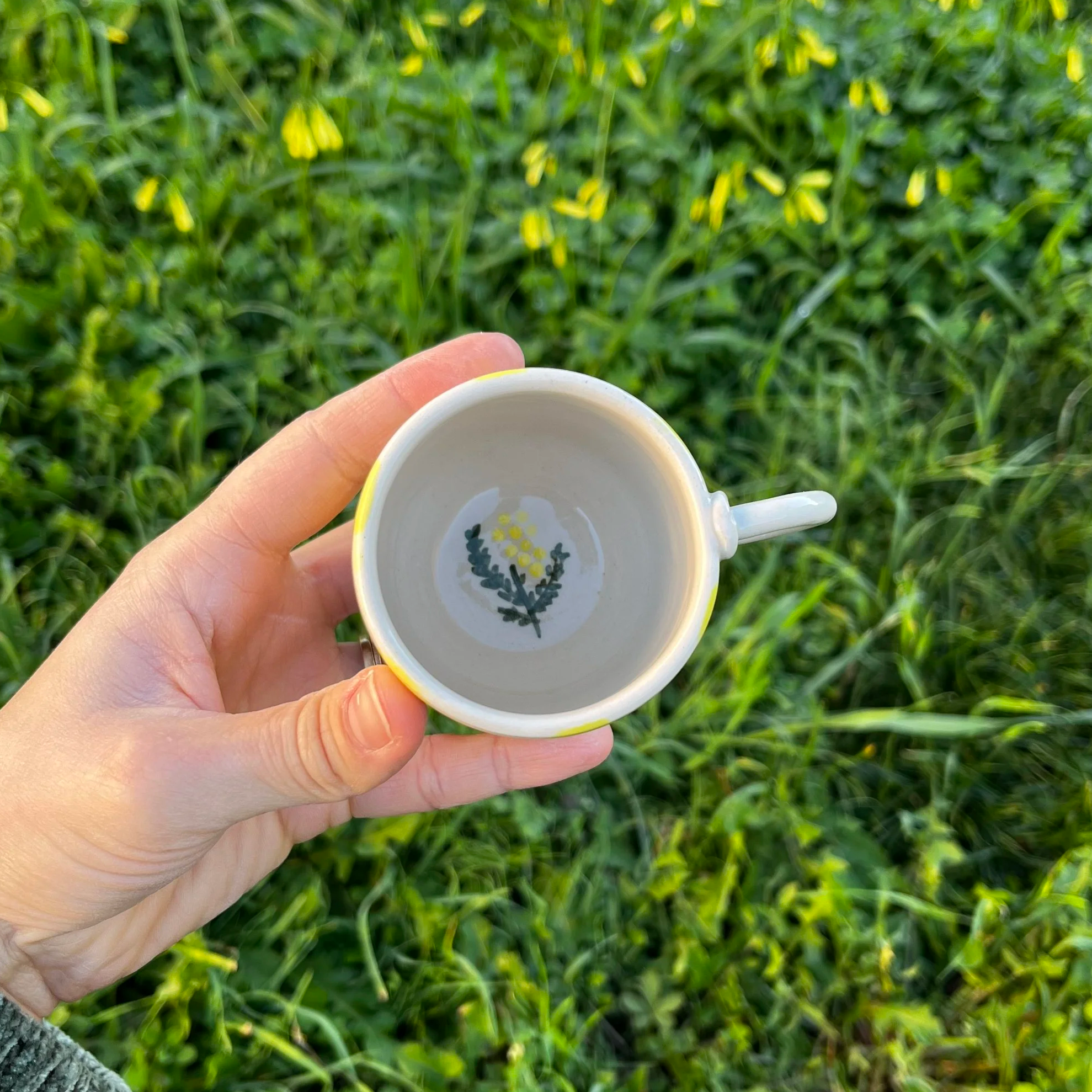 Tasse artisanale Mimosa en céramique faite à Vallauris