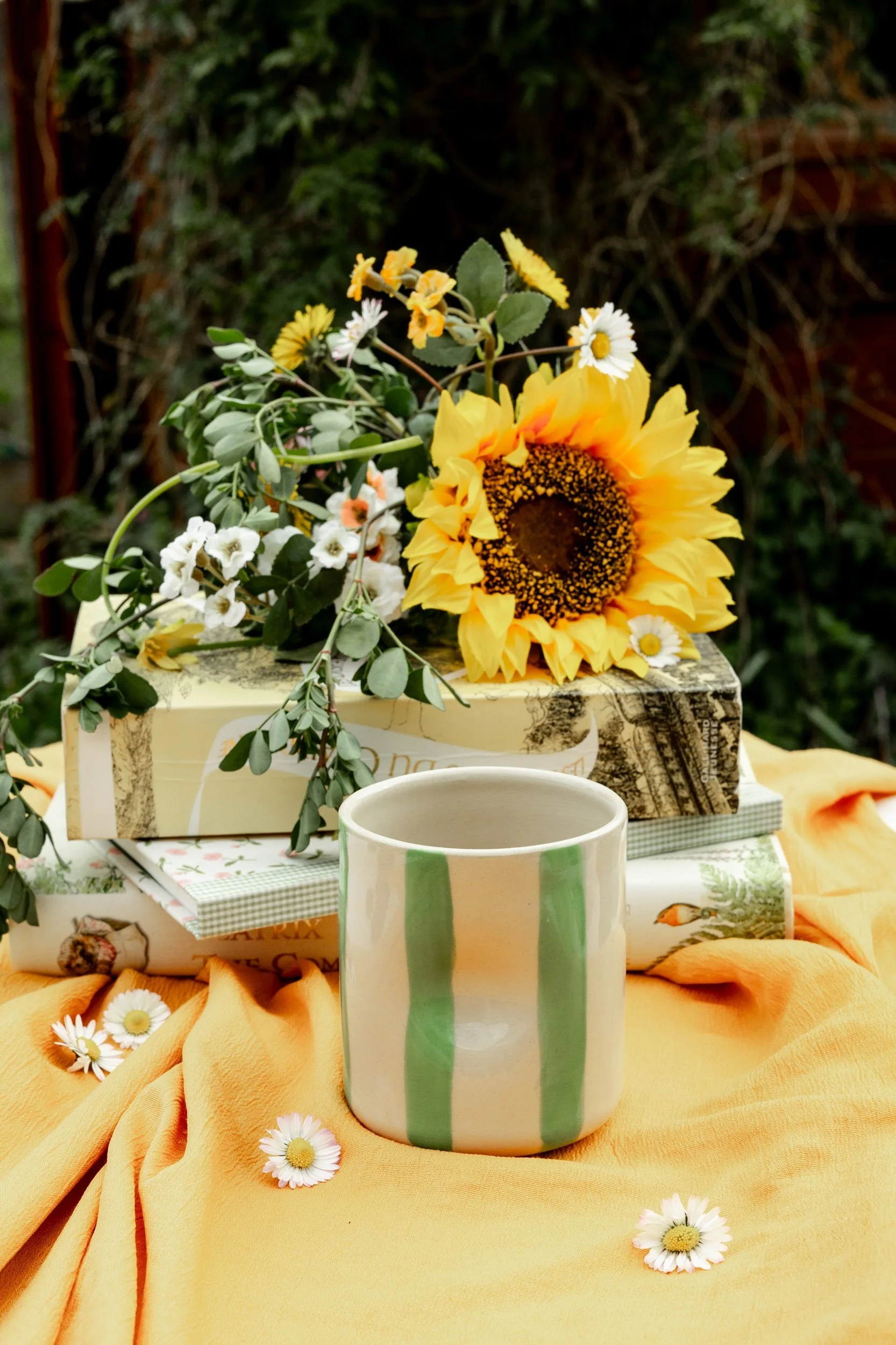 Mug artisanal Abeille en céramique avec empreinte de pouce faite à Vallauris