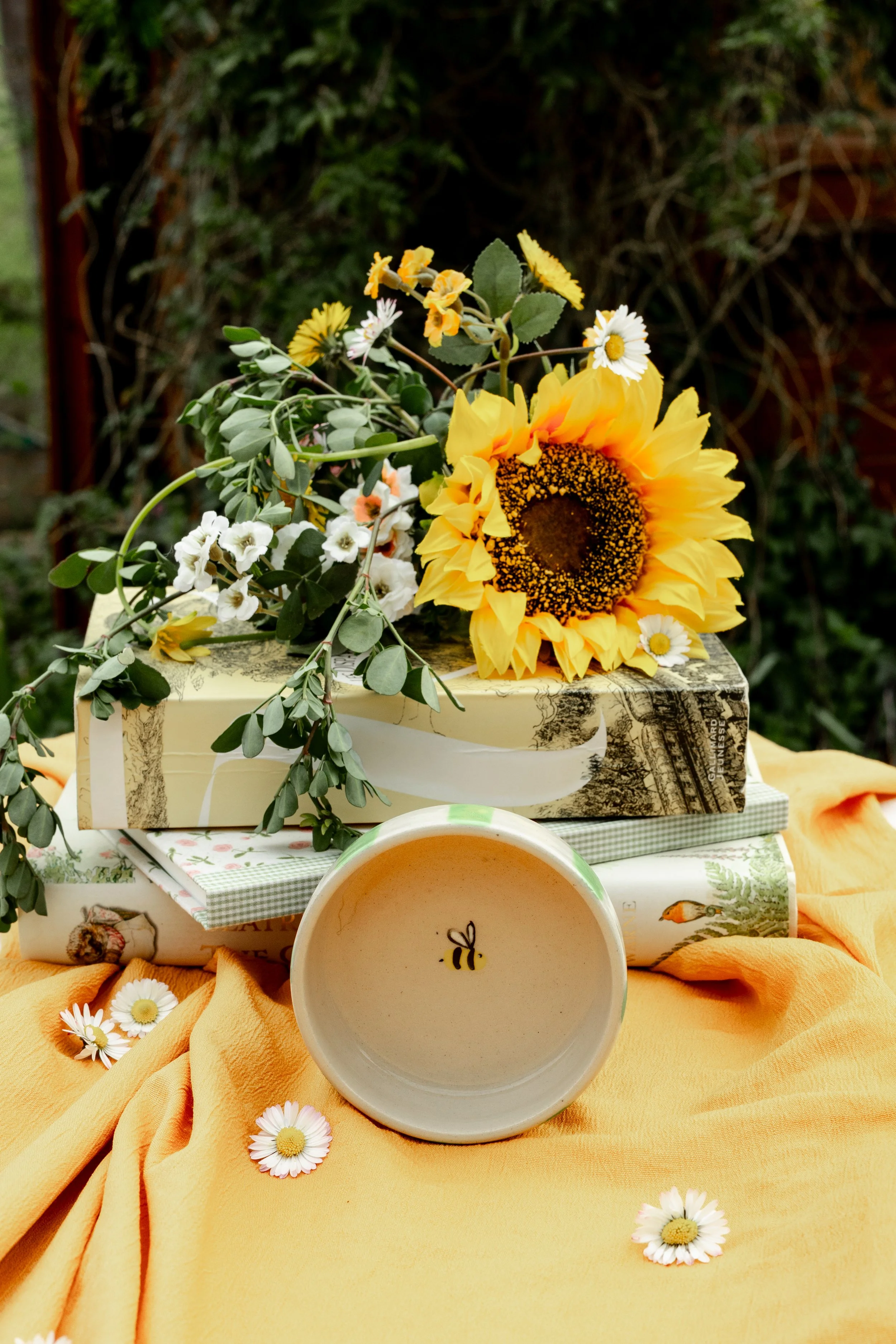 Coupelle artisanale abeille en céramique faite à Vallauris