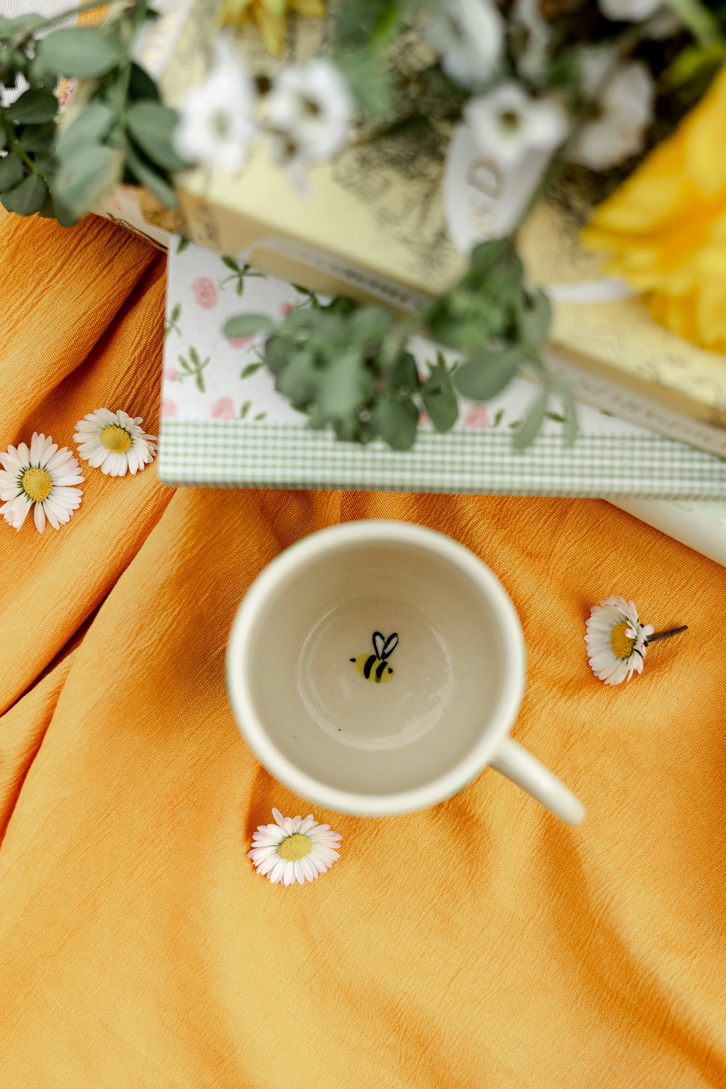 Tasse artisanale abeille en céramique faite à Vallauris
