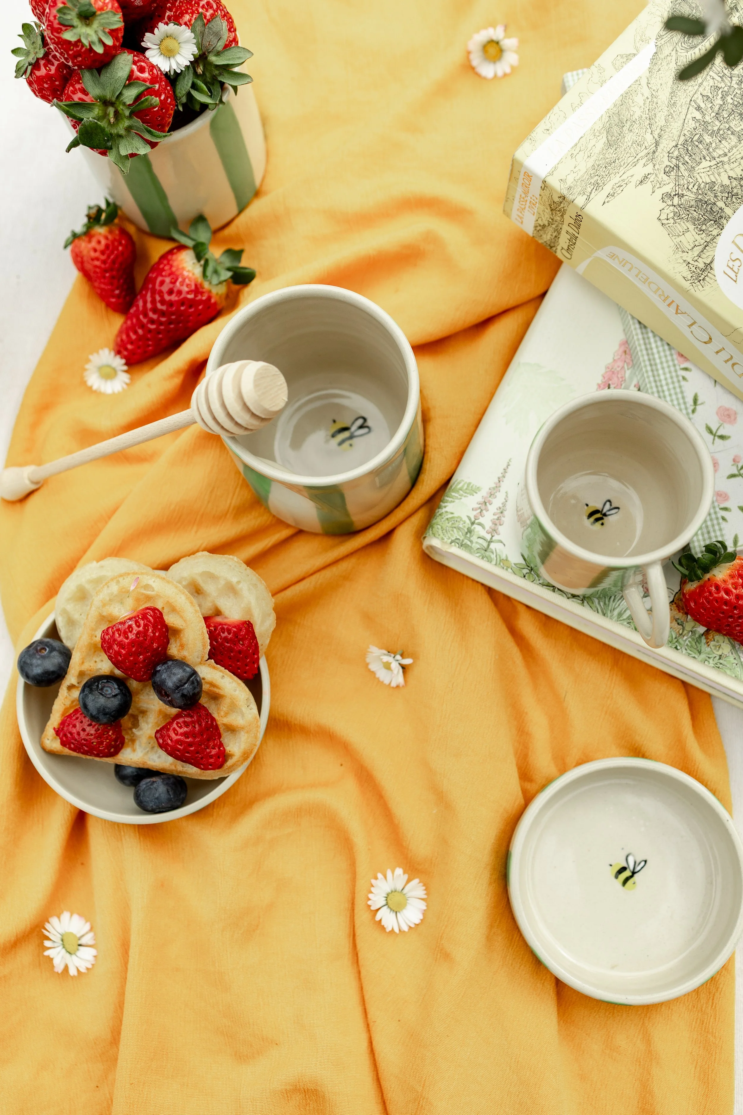 Coupelle artisanale abeille en céramique faite à Vallauris