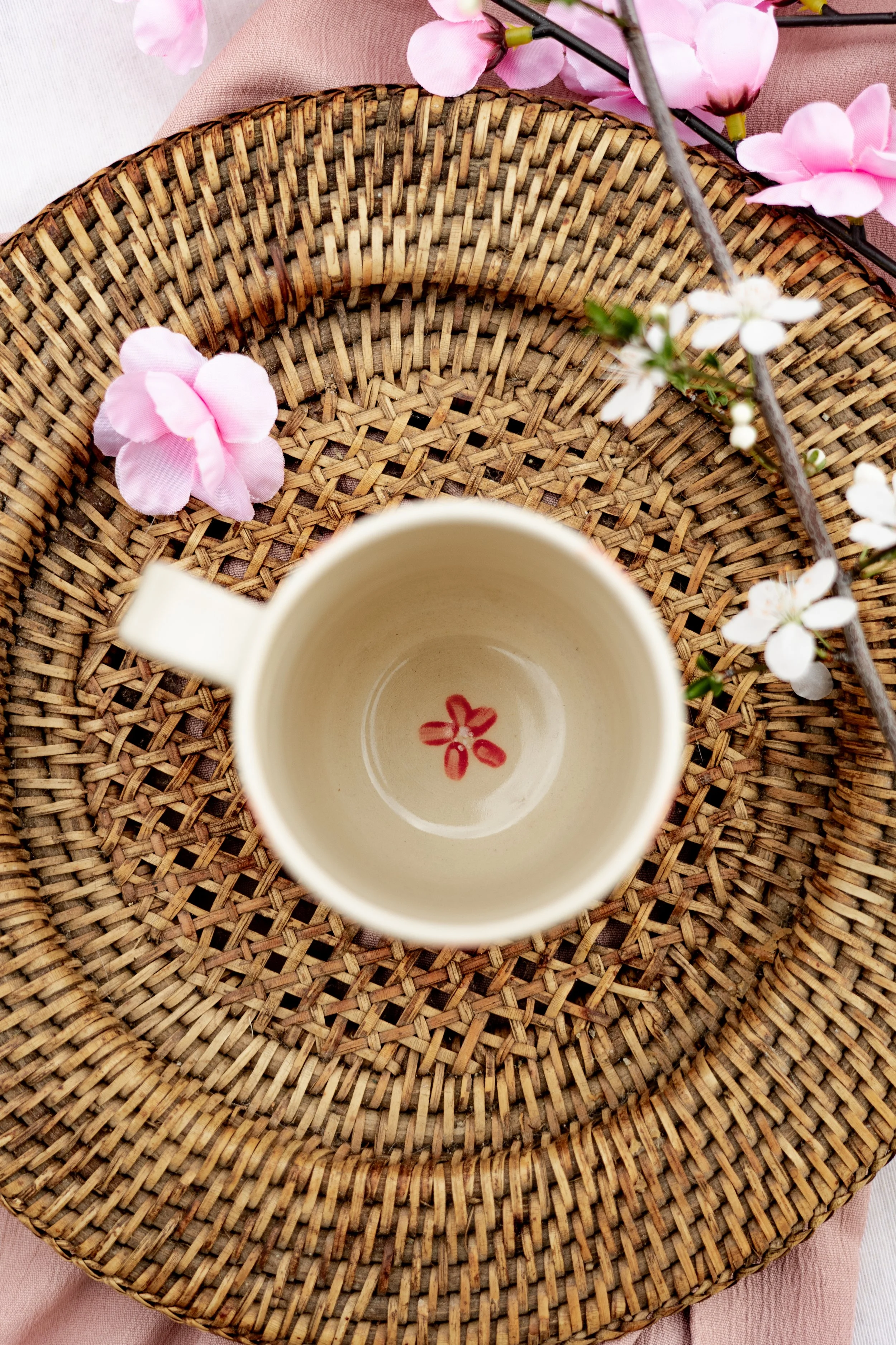 Tasse artisanale sakura en céramique faite à Vallauris