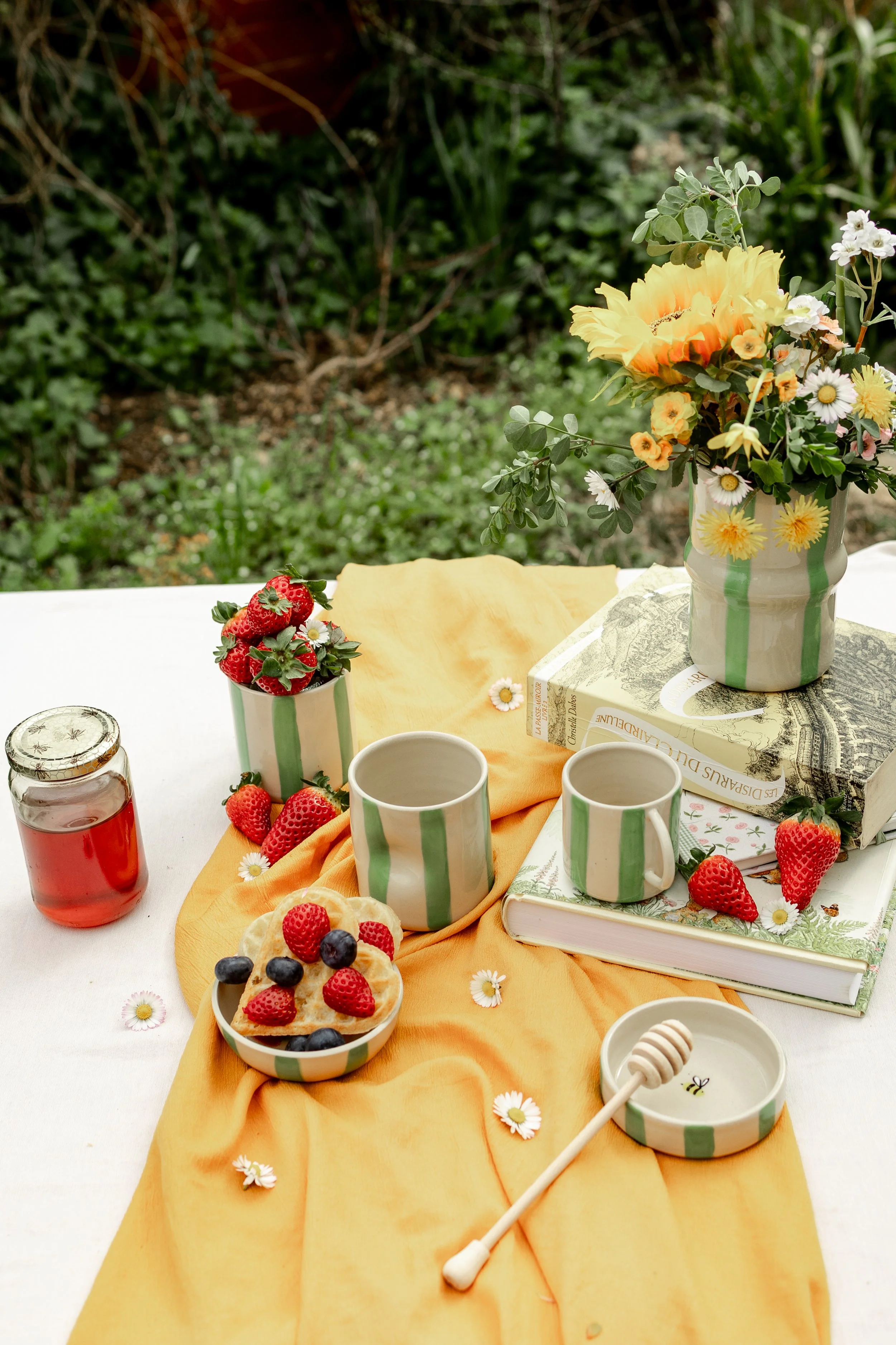 Vaisselle artisanale abeille en céramique faite à Vallauris