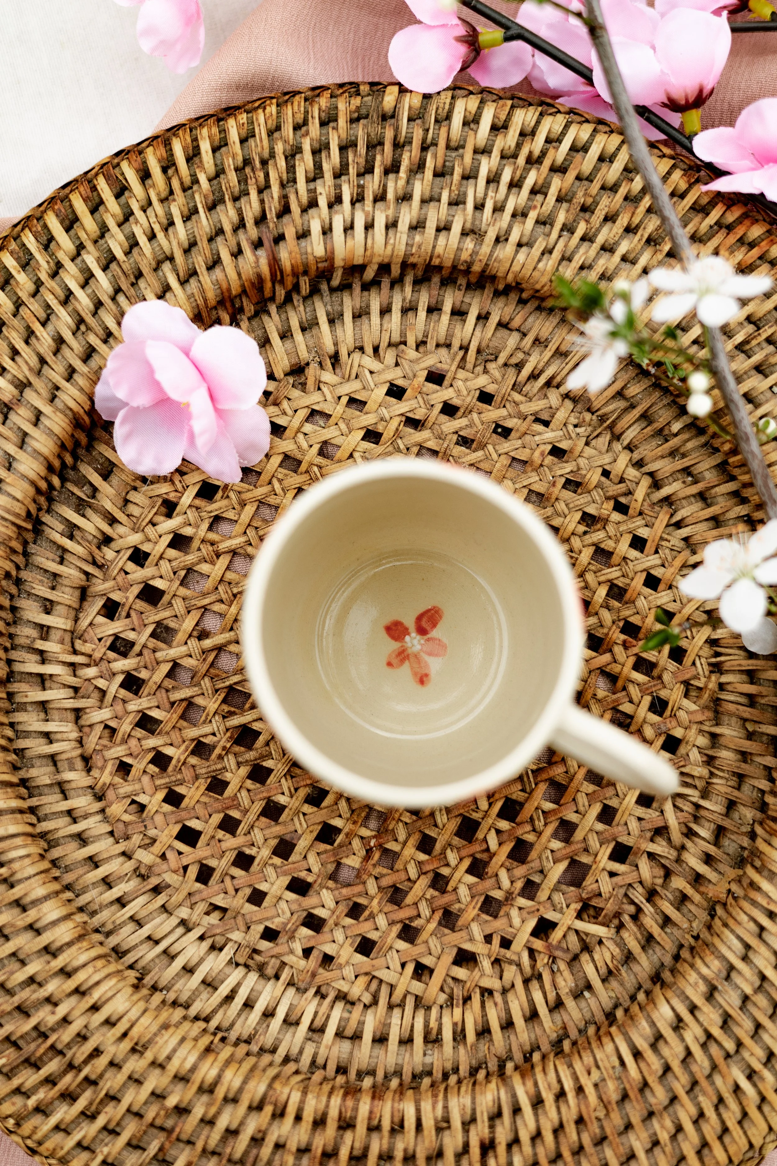 Tasse artisanale sakura en céramique faite à Vallauris