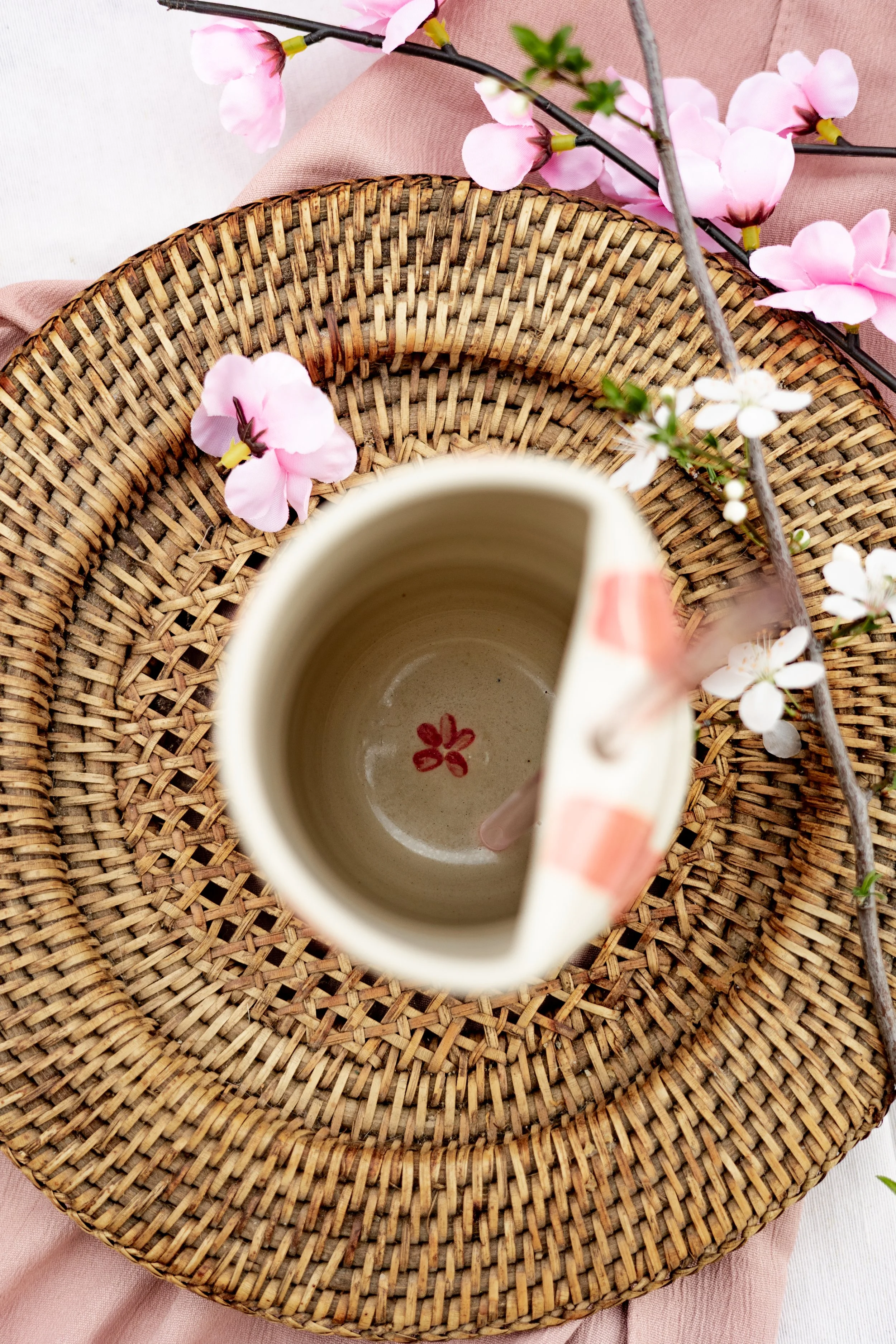 Mug artisanal sakura en céramique fait à Vallauris avec paille en verre