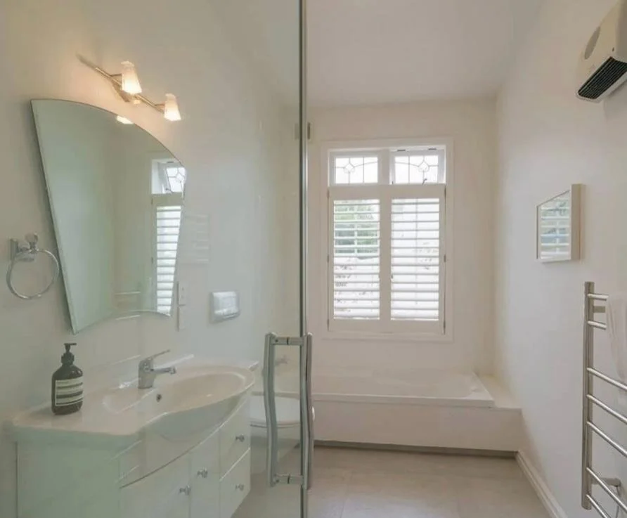 Family bathroom (downstairs)