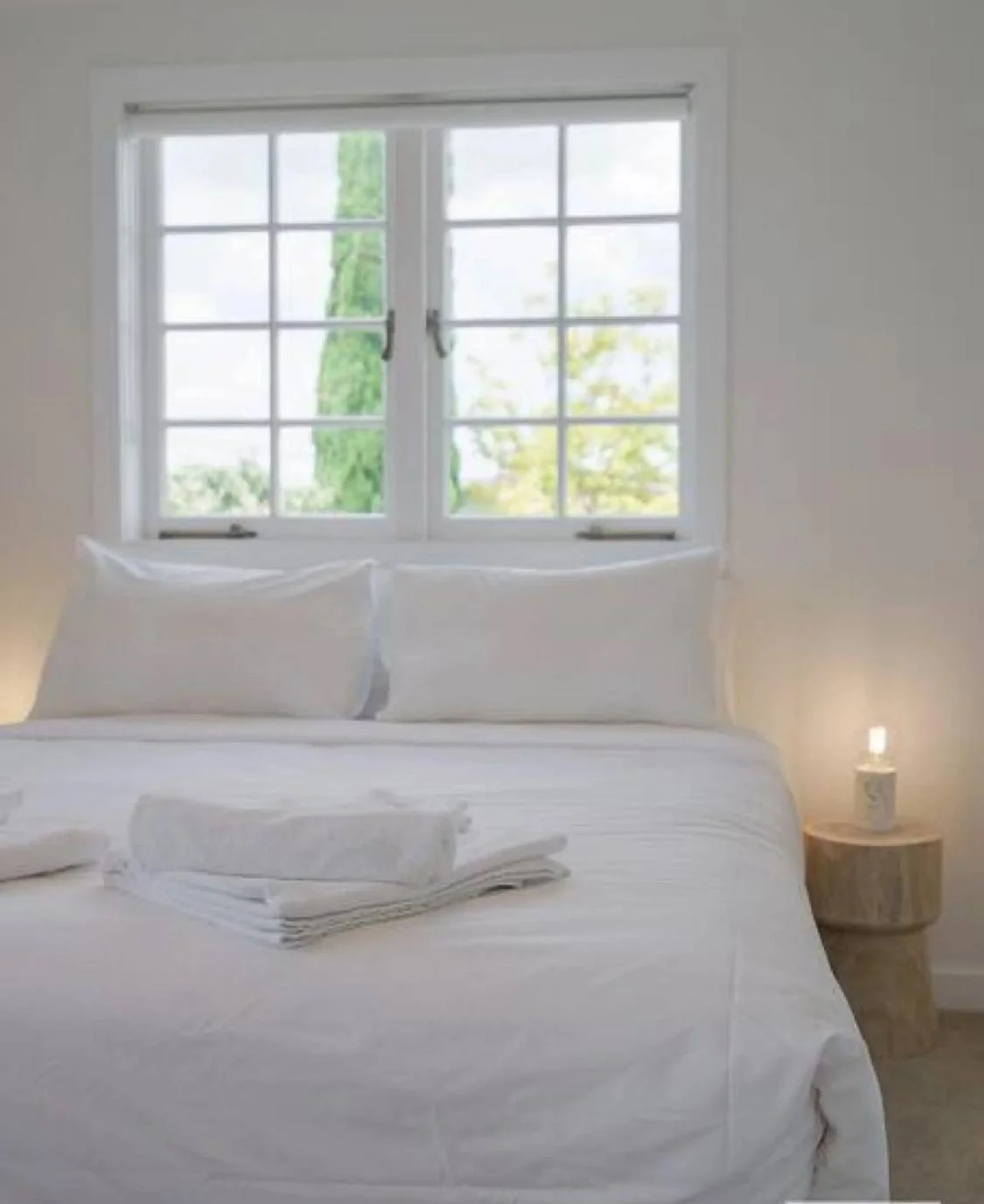 Queen bedroom (upstairs)
