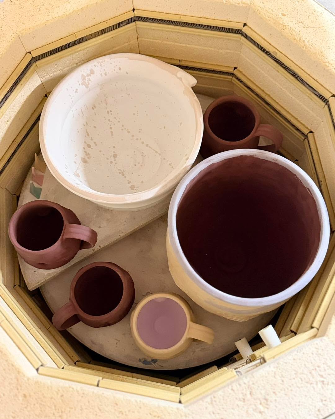 Glazed the first batch tonight (with a little help)! 

#pottery #potterystudio #potterystudiolife #redbarnpotteryco #mugs #Mugshot #mugsofinstagram