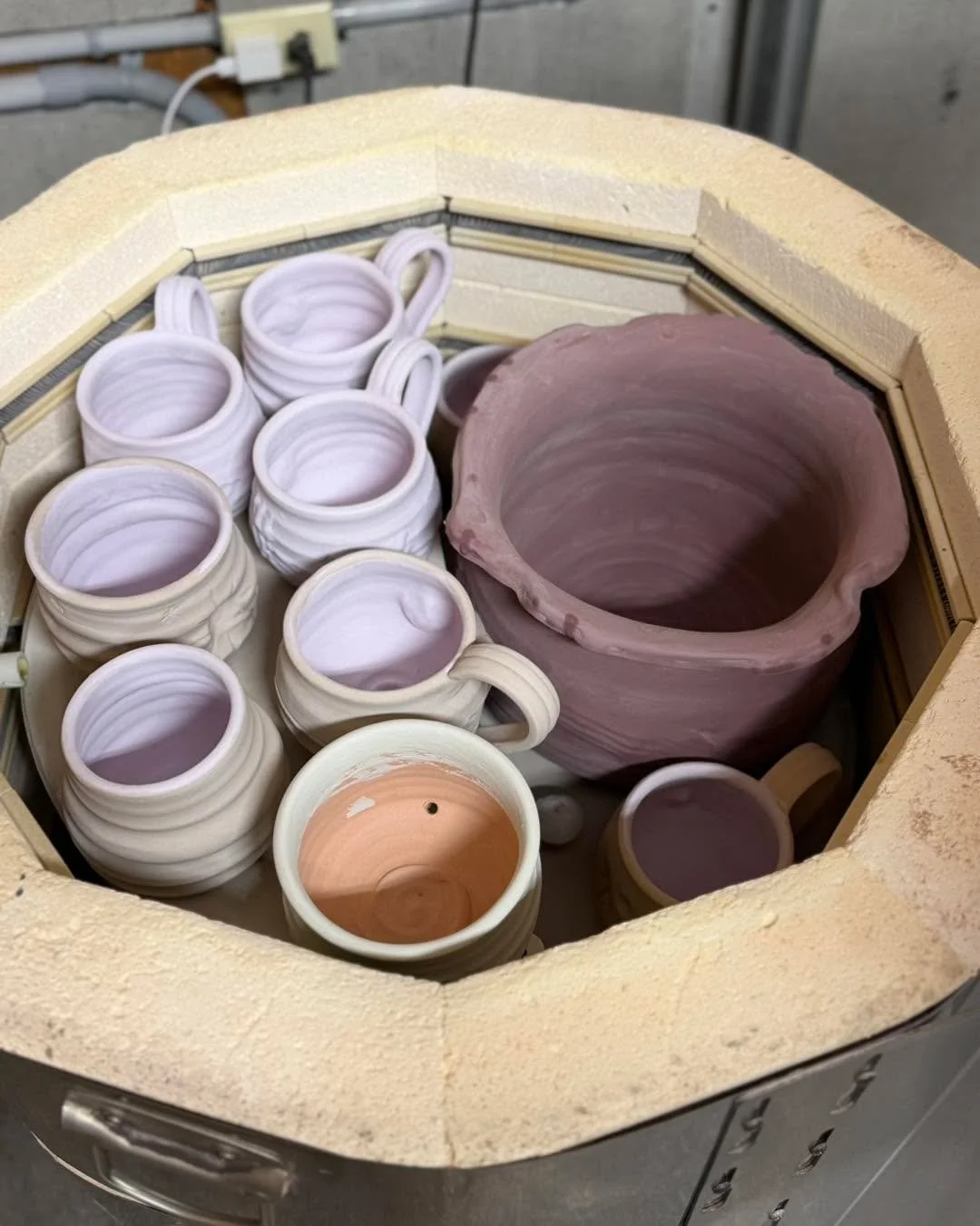 Glazed some more pots and filled this baby up again! 

#pottery #potteryofinstagram #potterystudiolife #PotteryStudio #potterylife #redbarnpotteryco