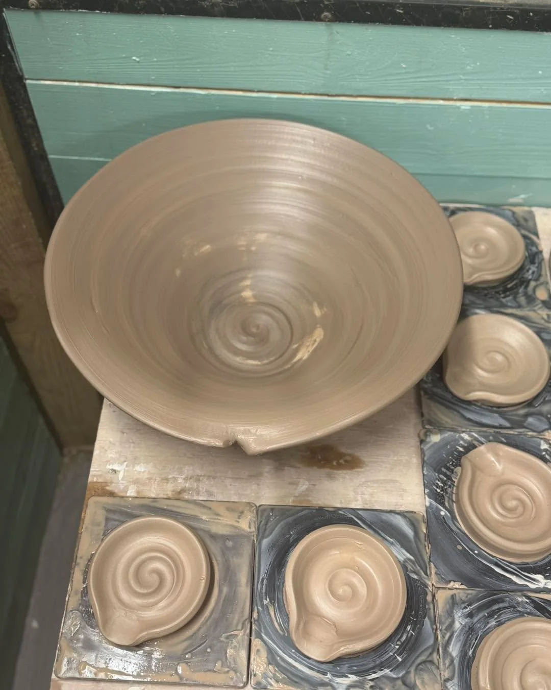 Got home a little early today and decided to glaze some pots and throw some spoon rests.  The big bowl was about 25 lbs of reclaim when I started! 

#pottery #potterystudiolife #potterylife #handthrownpottery #handthrownpots #redbarnpotteryco