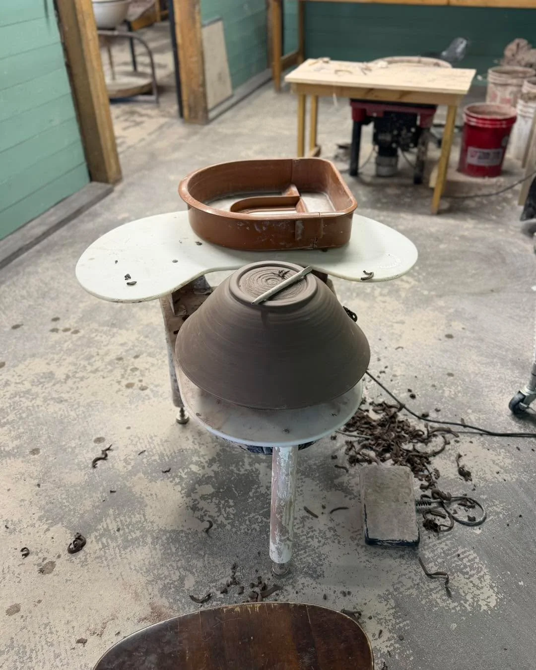 Trimmed the bowl today. 

#handthrownpottery #handthrown #handthrowing #redbarnpotteryco