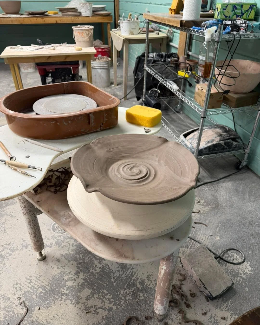 Projects from the weekend.  Large bowls and platters. 

#pottery #potterystudio #potteryofinstagram #potterylife #redbarnpotteryco