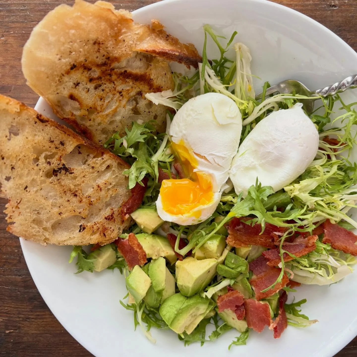 The GOAT lunch salad, with @knobhillfarmtx bacon and eggs and @girlwithflour sourdough 😍