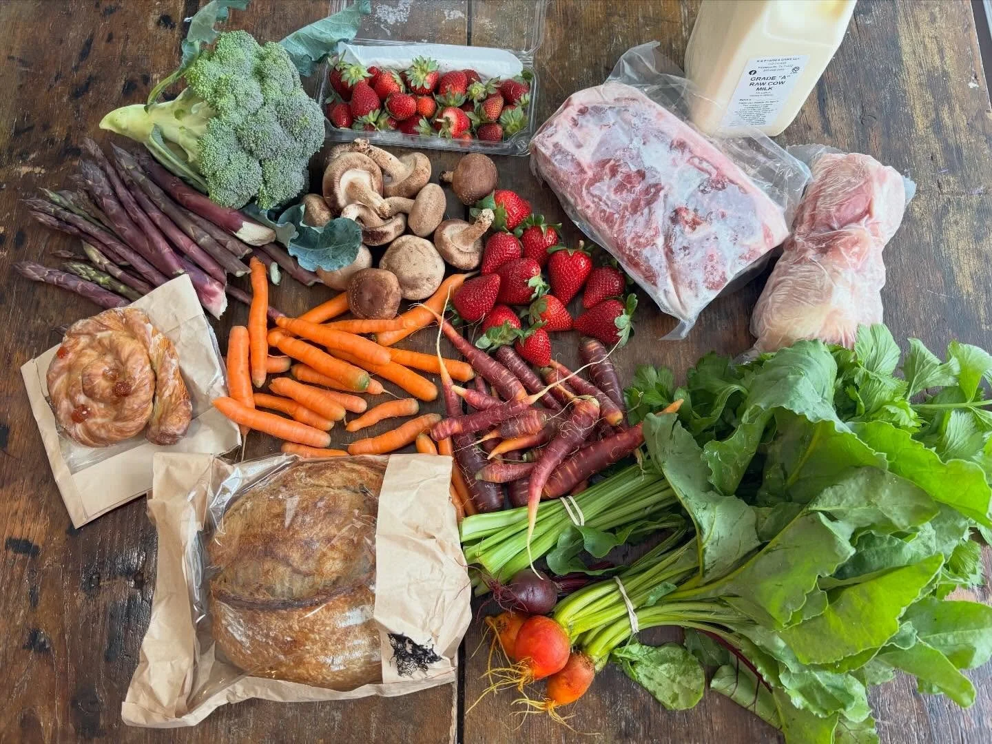 Trying something new laying out my market hauls for a weekly photo! It&rsquo;s easy when everything is so dang pretty 😍