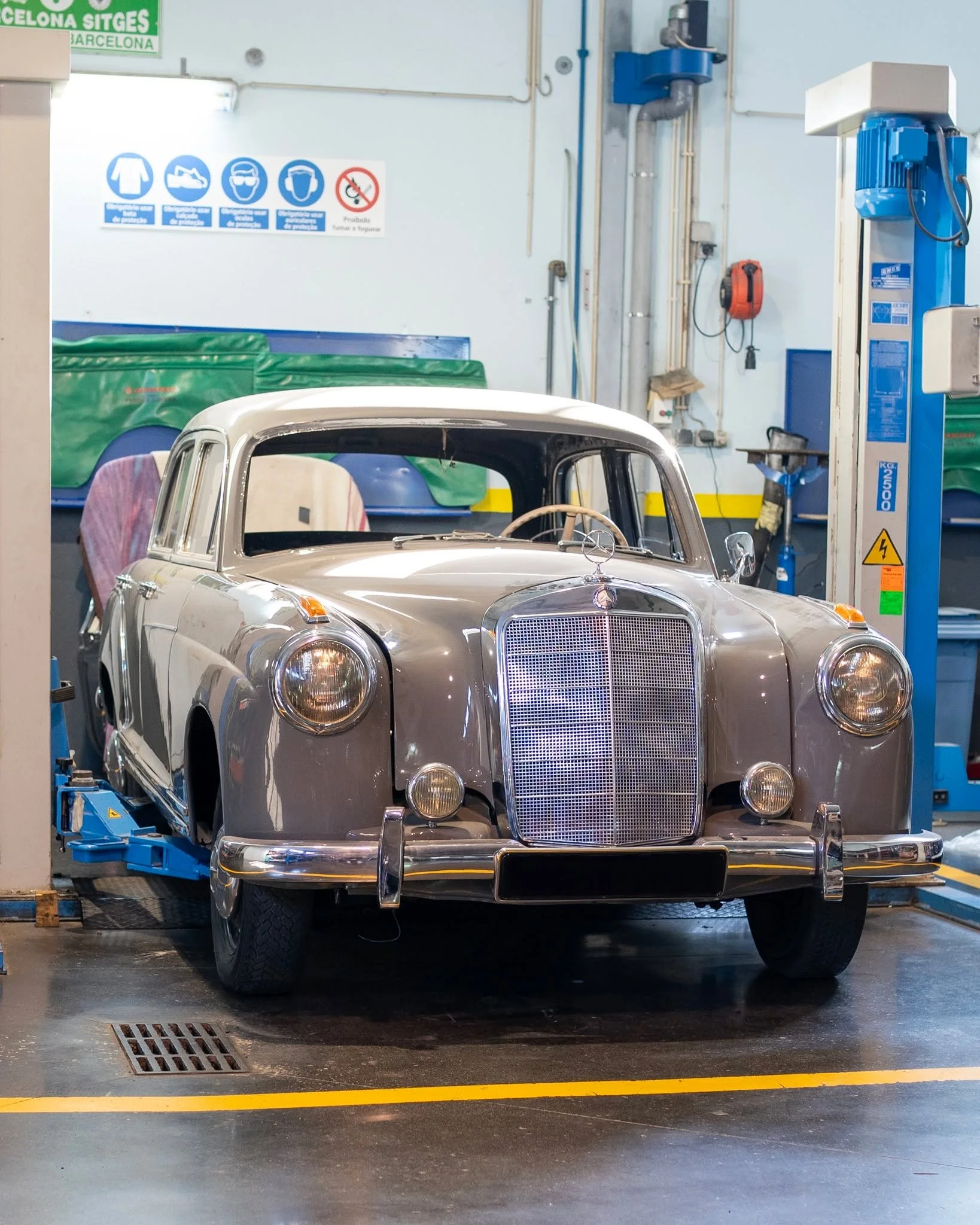 🇵🇹 Recebemos na nossa cl&iacute;nica autom&oacute;vel este maravilhoso Mercedes 220S, tendo como miss&atilde;o o seu restauro nas &aacute;reas da pintura, cromagem, estofamento como tamb&eacute;m algumas afina&ccedil;&otilde;es mec&acirc;nicas.
Hon