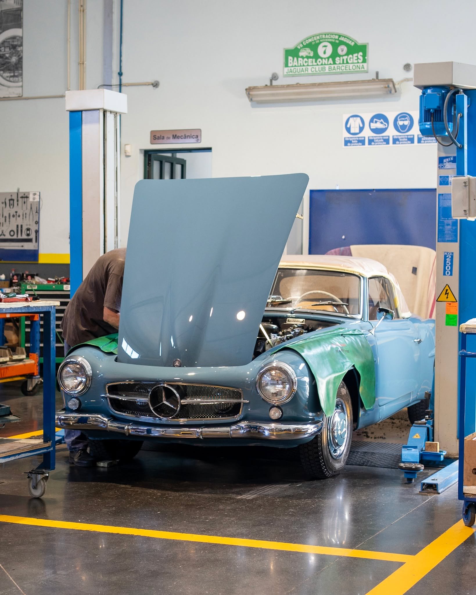 🇵🇹 Recebemos nas nossas instala&ccedil;&otilde;es este magn&iacute;fico Mercedes 190SL, anteriormente restaurado por n&oacute;s. Tendo regressado para revis&atilde;o e afina&ccedil;&atilde;o.

🇪🇳 We received this magnificent Mercedes 190SL at our