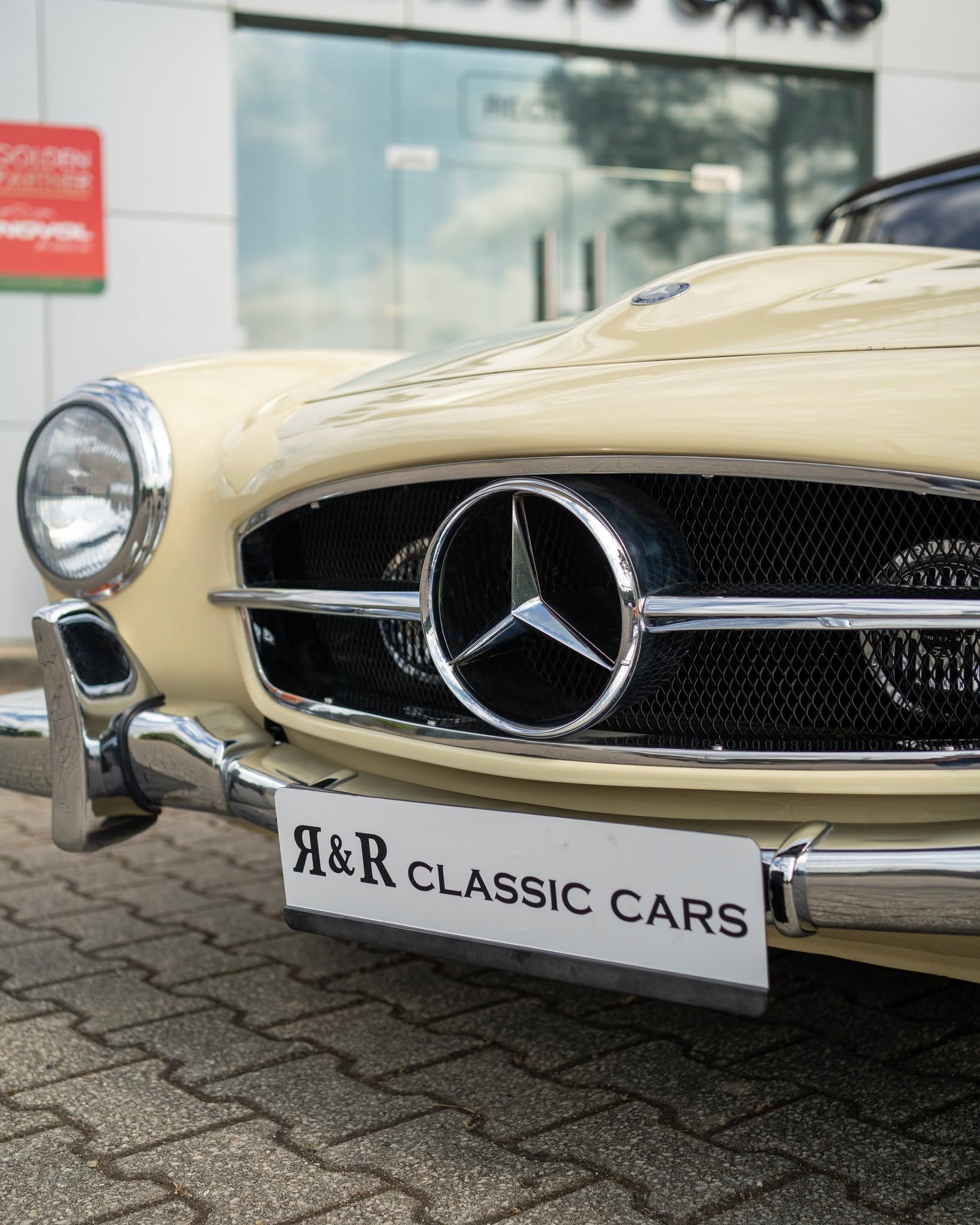 🇵🇹 H&aacute; s&iacute;mbolos que dispensam apresenta&ccedil;&otilde;es. Cada marca carrega d&eacute;cadas de hist&oacute;ria, identidade e legado &mdash; elementos que respeitamos em cada restauro que realizamos.

Na R&amp;R Classic Cars, honramos 
