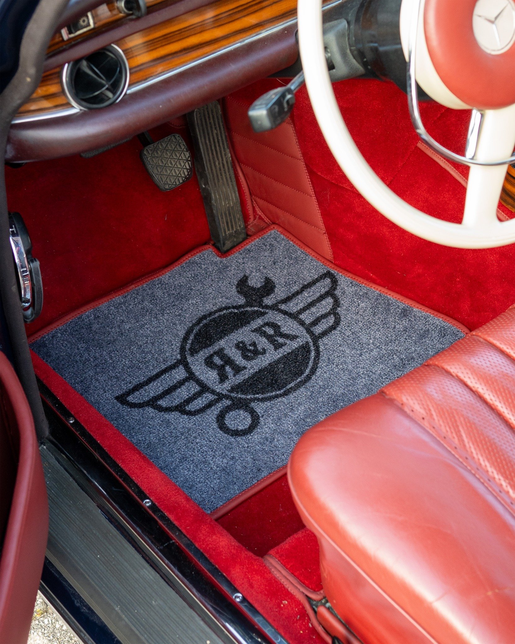 🇵🇹 Na R&amp;R Classic Cars, os detalhes fazem parte da identidade de cada restauro. Por isso, cada cl&aacute;ssico que sai das nossas instala&ccedil;&otilde;es leva consigo um par de tapetes personalizados com o nosso log&oacute;tipo, criado especi