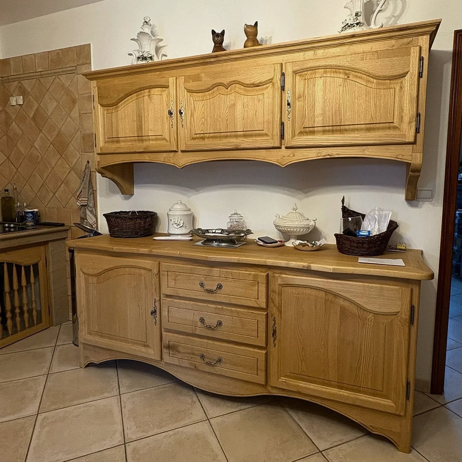 Meuble traditionnel en châtaignier fait sur mesure pour une cuisine afin de respecter l'ambiance des lieux et les goûts des propriétaires. 