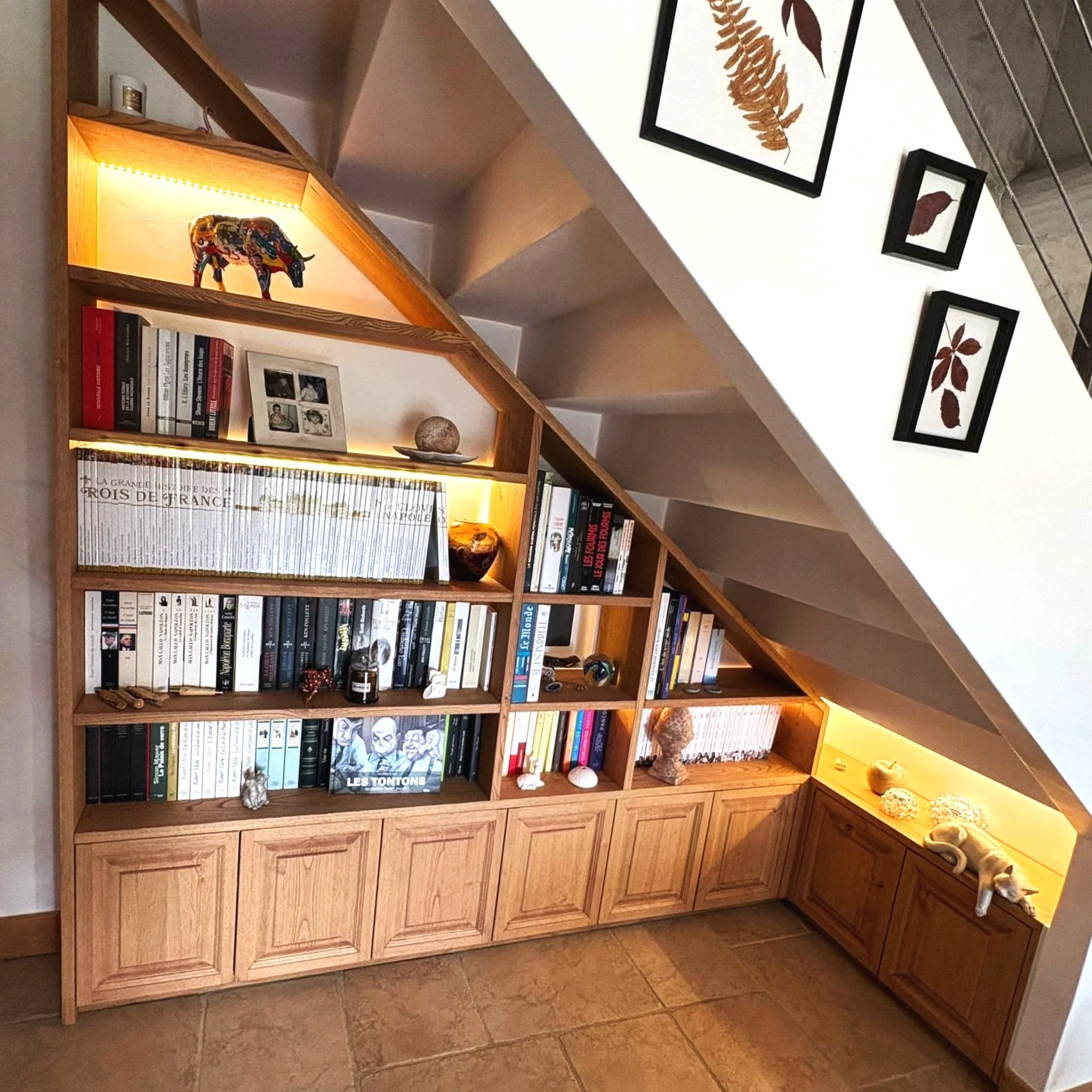 Bibliothèque en châtaignier sous escalier pour combler un espace non exploité. 
