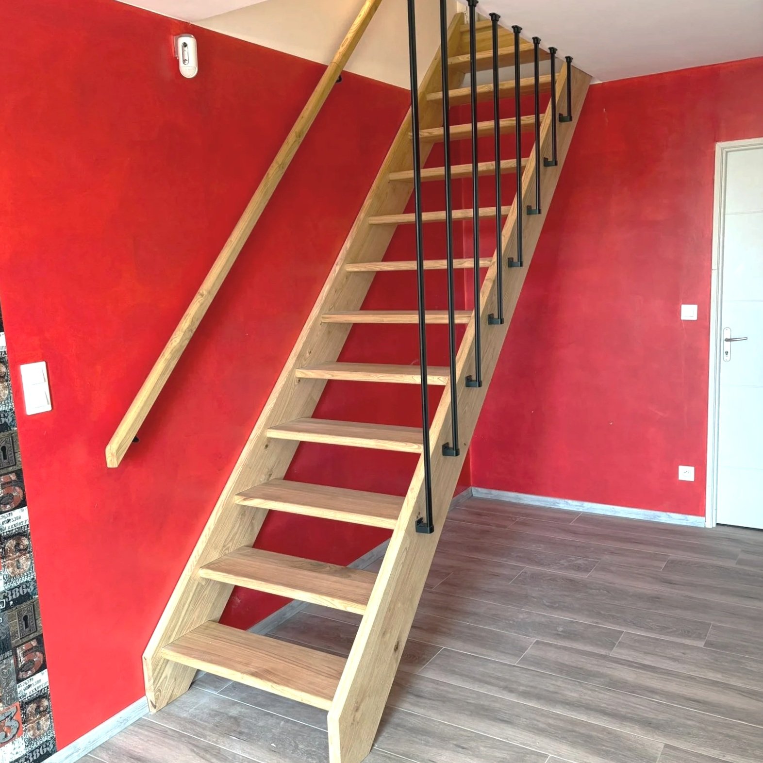 Escalier suspendu sur mesure en bois massif