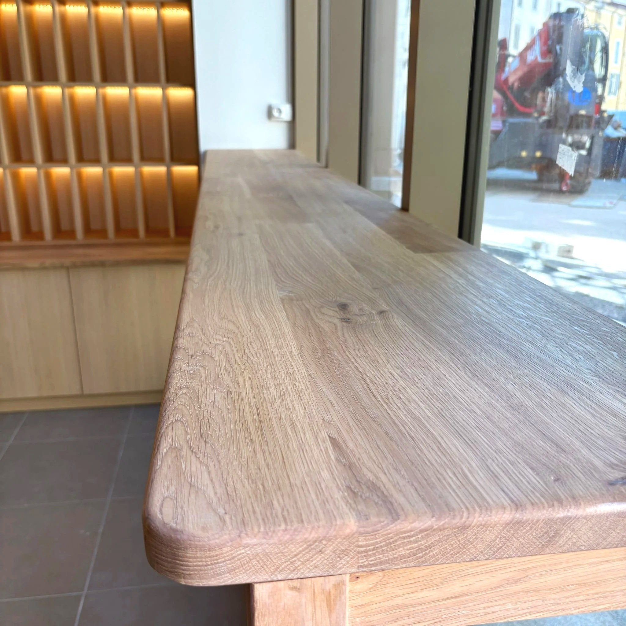 Comptoir de magasin en bois massif et sur mesure pour un client caviste.