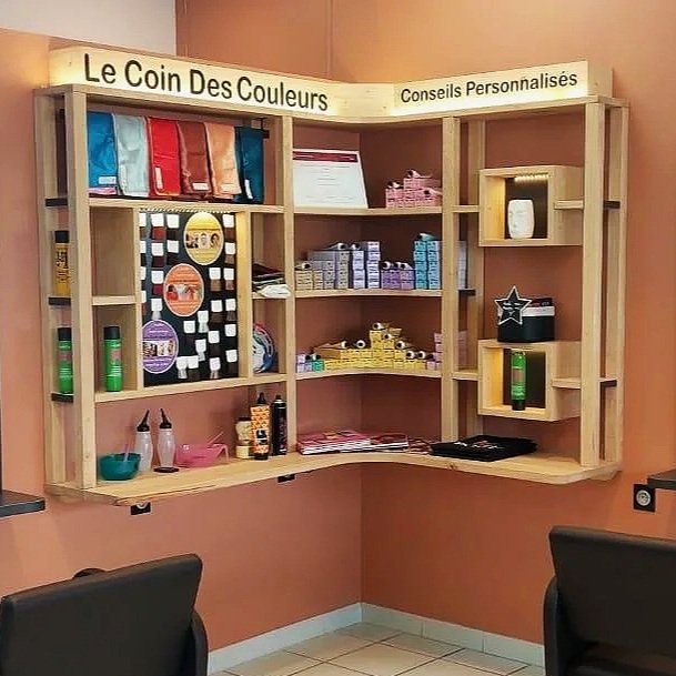 Agencement professionnel sur mesure pour une coiffeuse coloriste. Etagères en bois massif. 