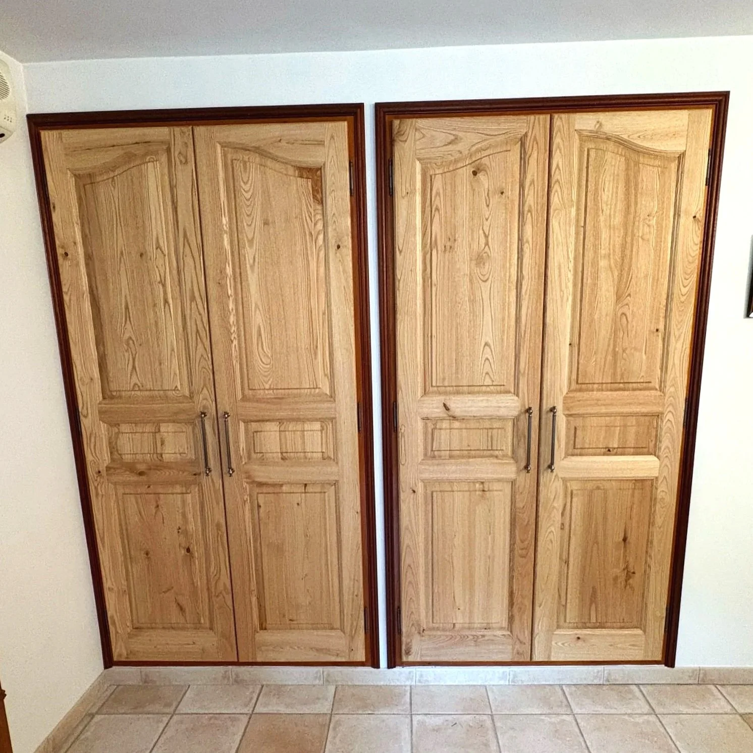 Portes de placard en bois massif sur mesure.