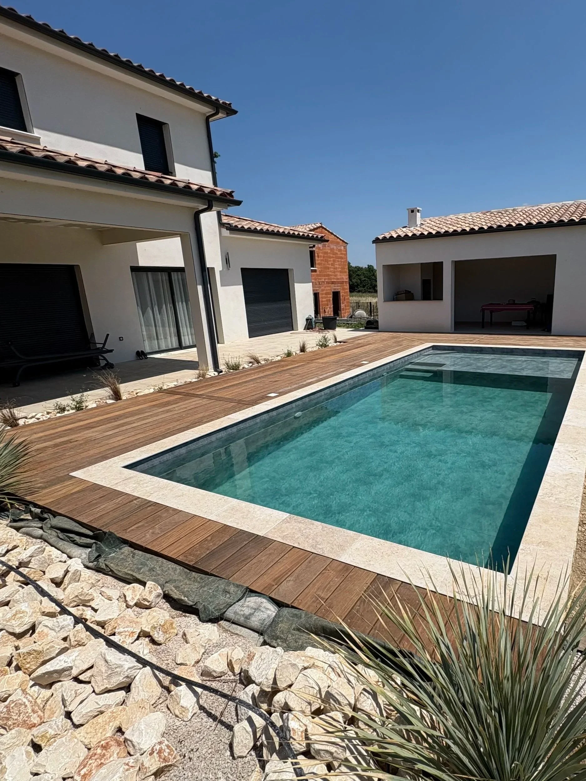 Ceinture de piscine en bois massif exotique traité pour l'extérieur.