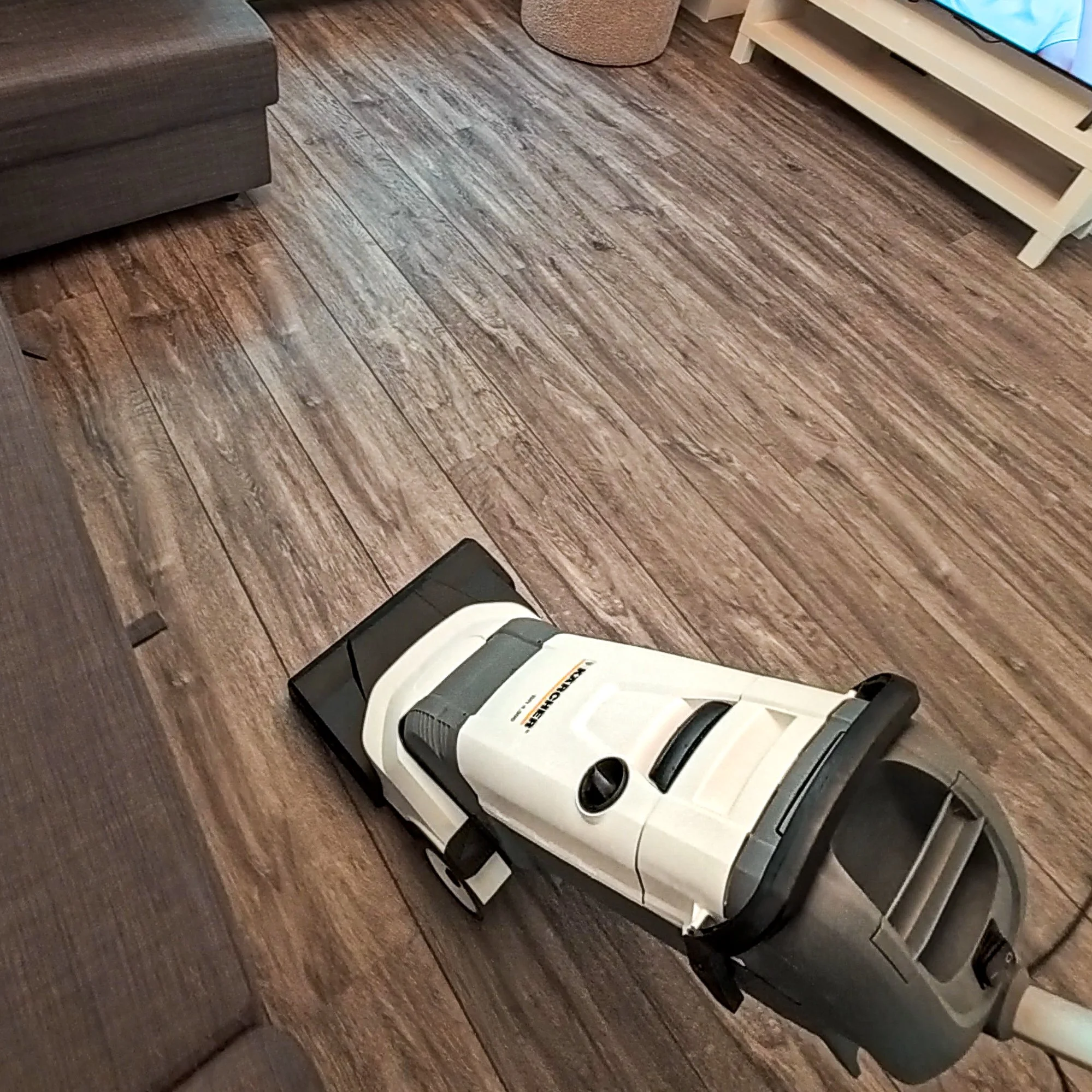 Professionele vloerreiniging met Kärcher apparatuur in de woonkamer door MixServ.