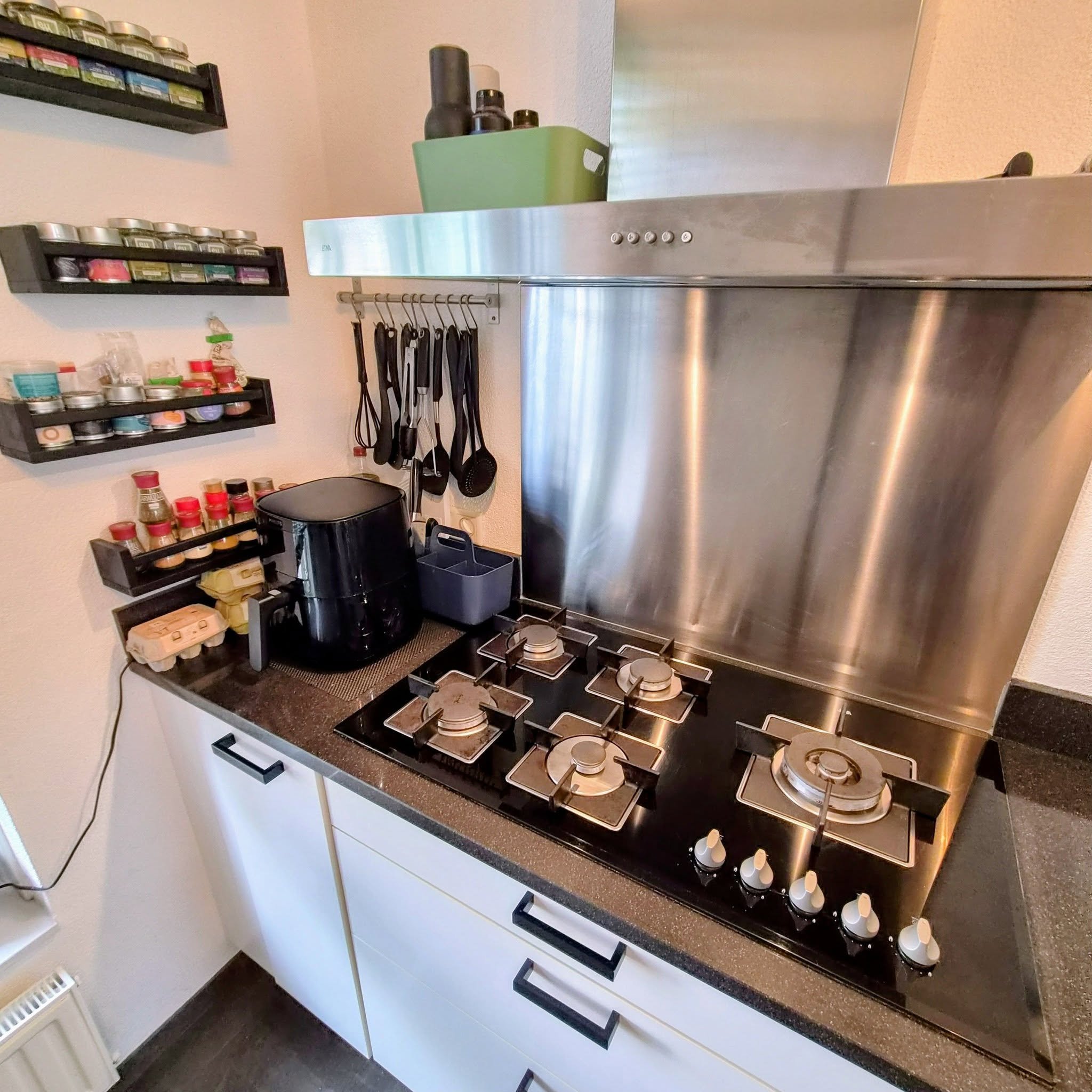 Professionele reiniging van het fornuis en de keuken door MixServ in Veghel, Uden en Volkel.