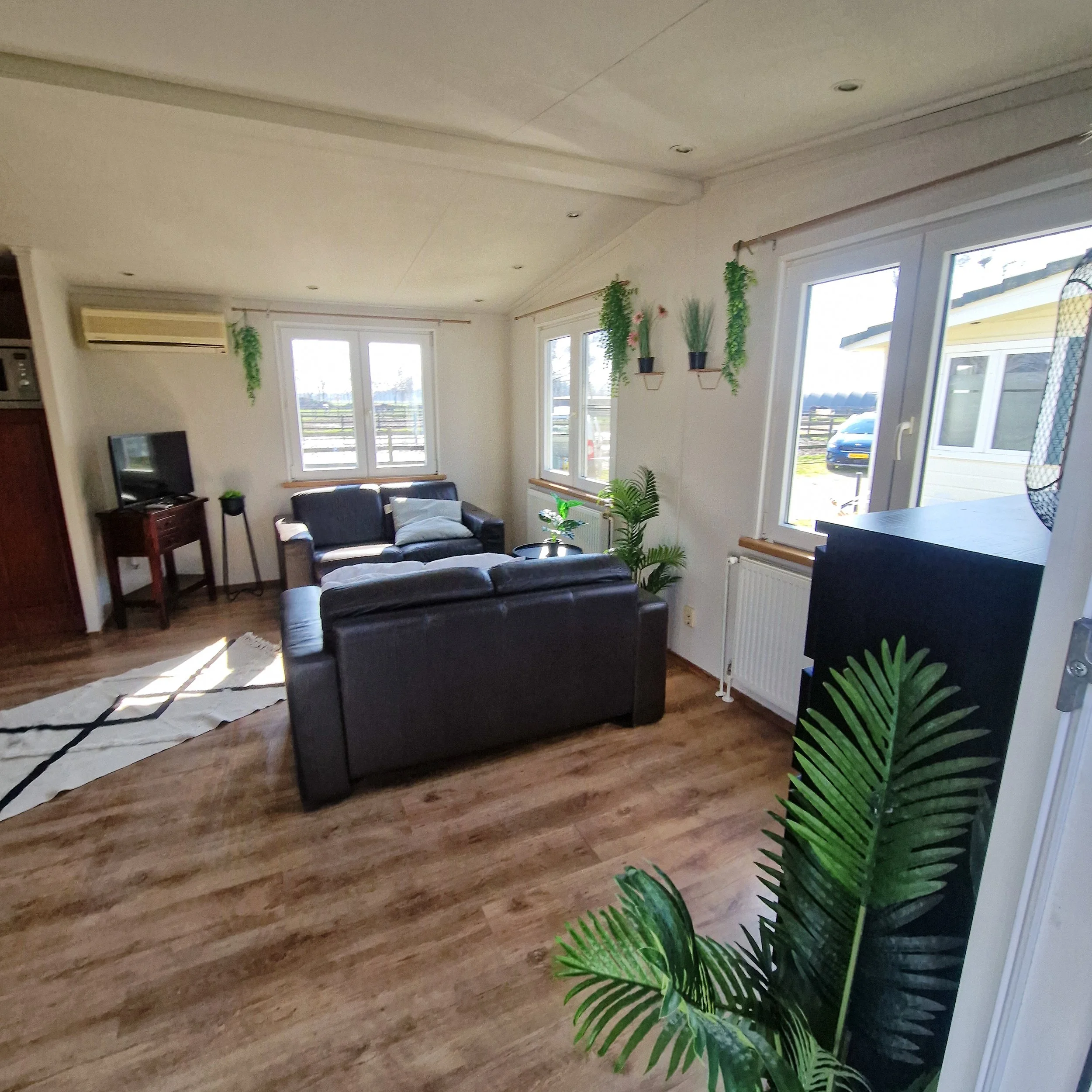 Grondige schoonmaak van de woonkamer en vloer door MixServ in Handel, Venhorst en Oploo.