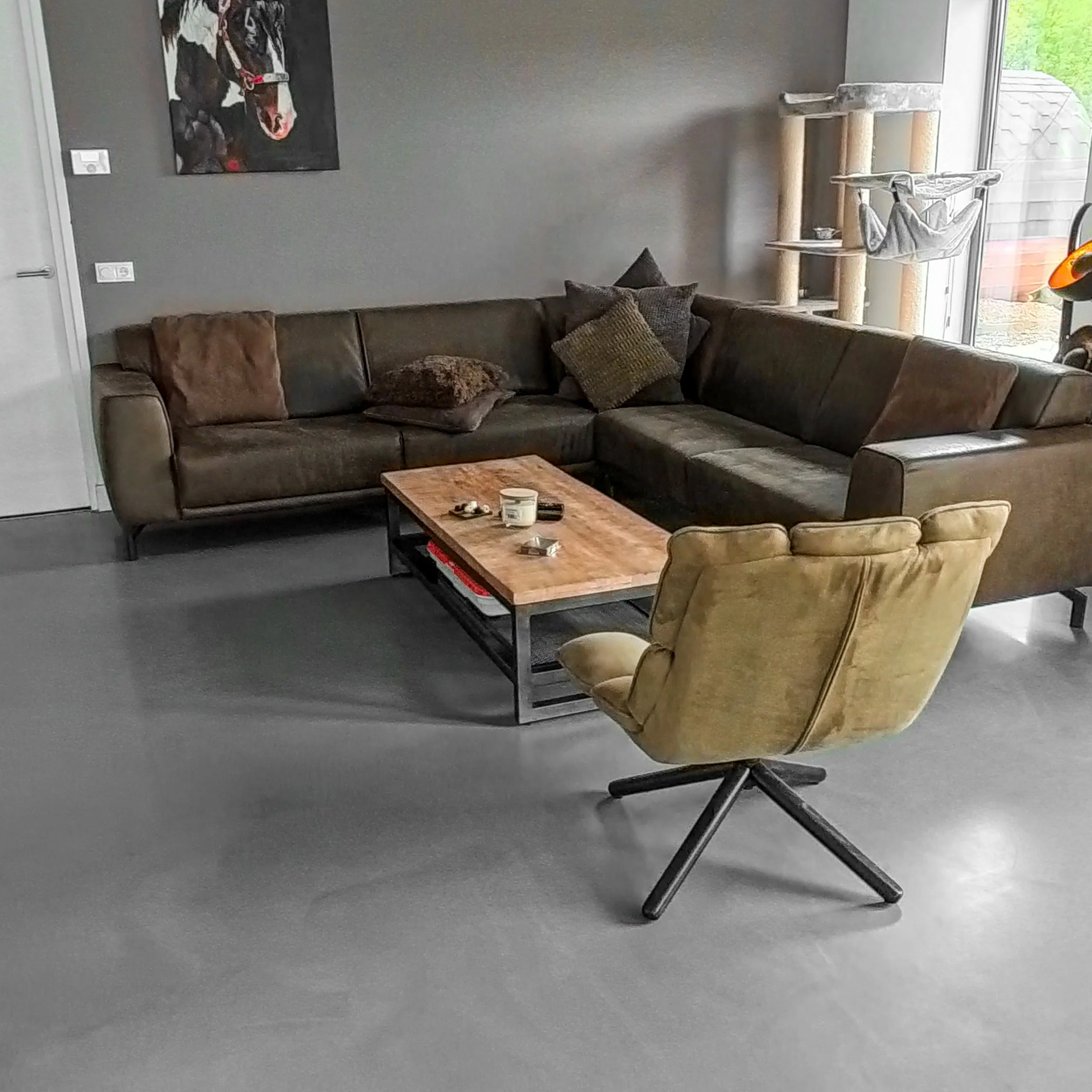 Strakke en schone gietvloer in de woonkamer na een professionele schoonmaakbeurt door MixServ