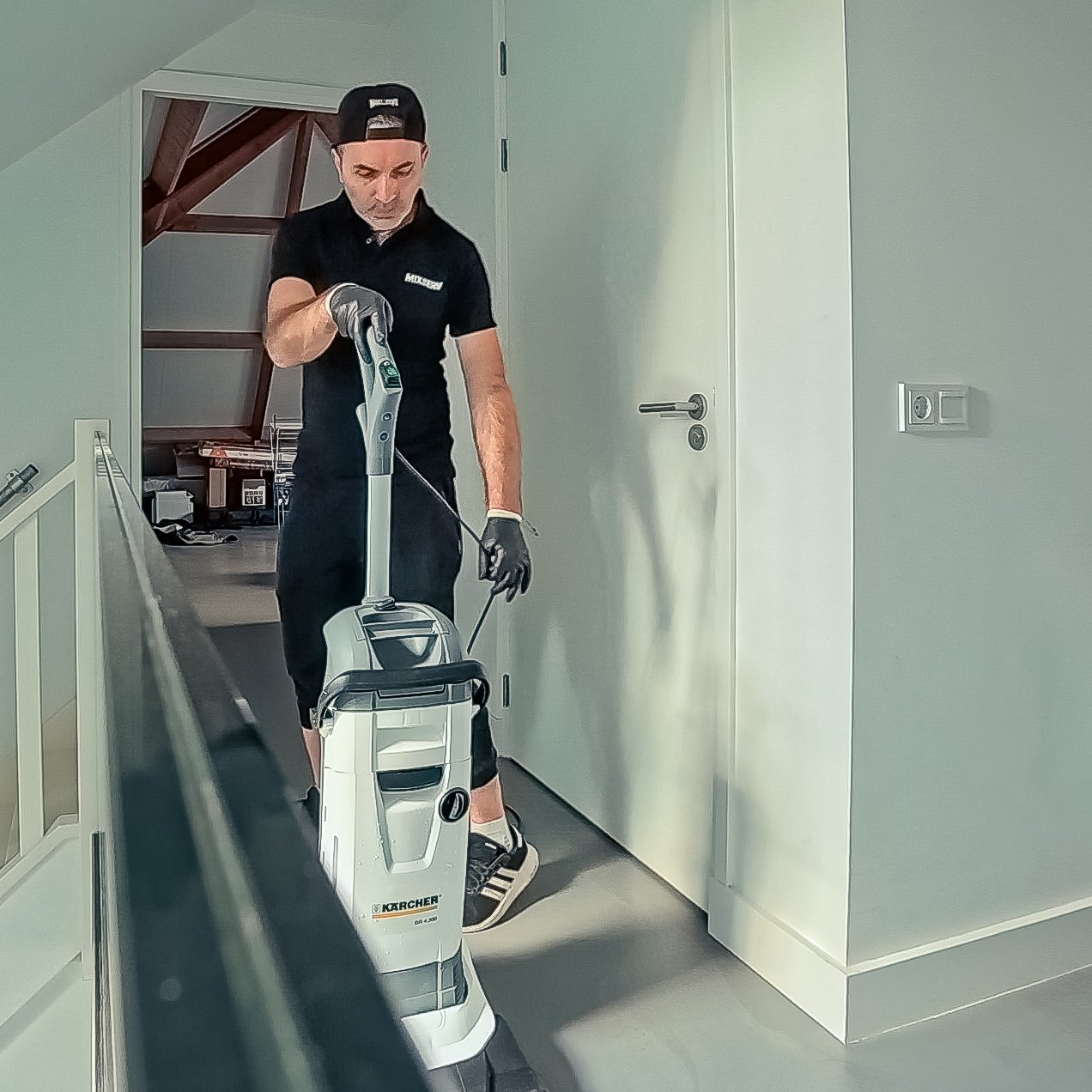 Professionele vloerreiniging van een woning met een Kärcher schrobmachine door MixServ Schoonmaakbedrijf.