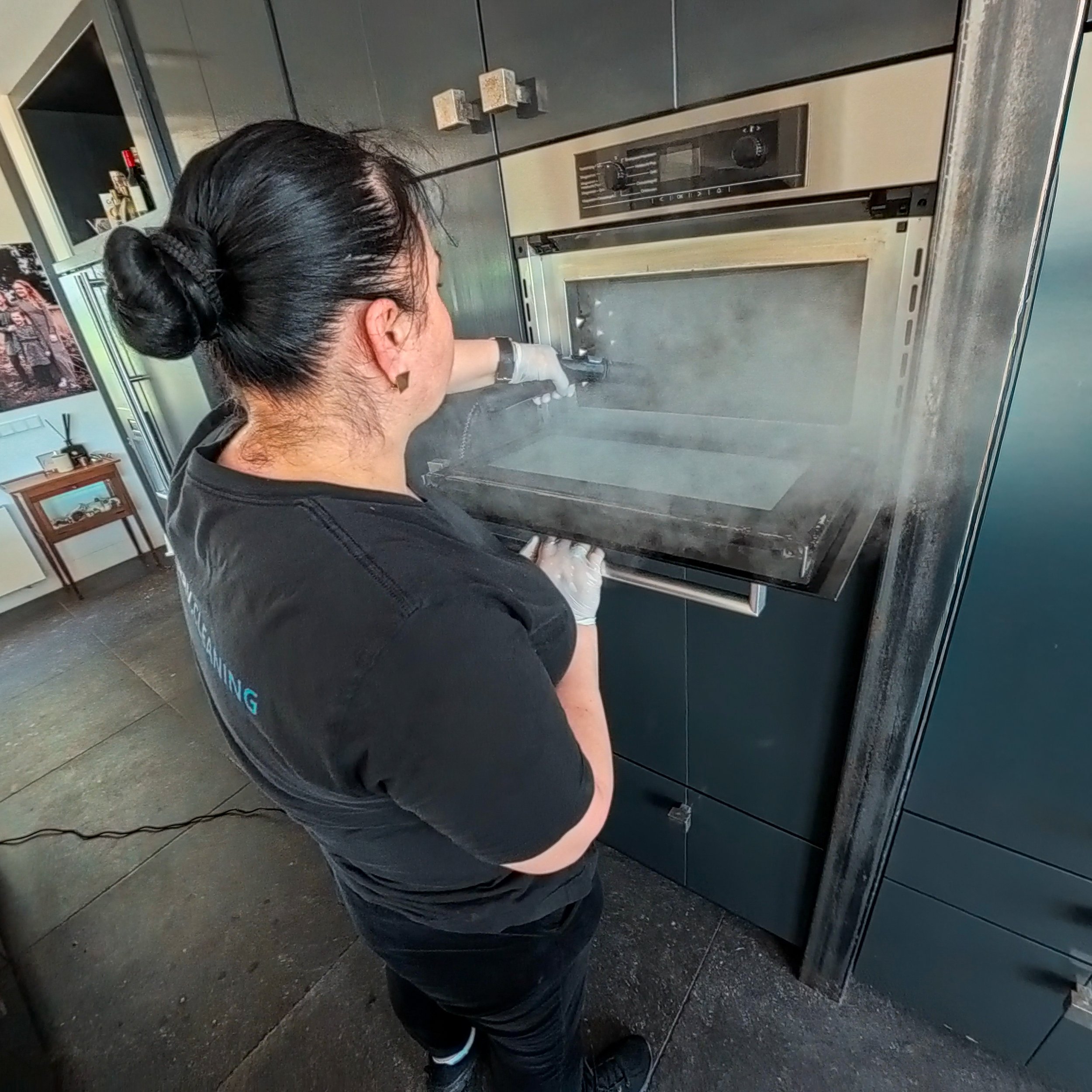 Professionele schoonmaak door MixServ met Kärcher apparatuur. Wij verzorgen wekelijkse en tweewekelijkse schoonmaak van huizen en kantoren, evenals verhuisreiniging voor Airbnb en kleine hotels in Gemert, Helmond, Uden, Veghel, Deurne, Bakel en omlig