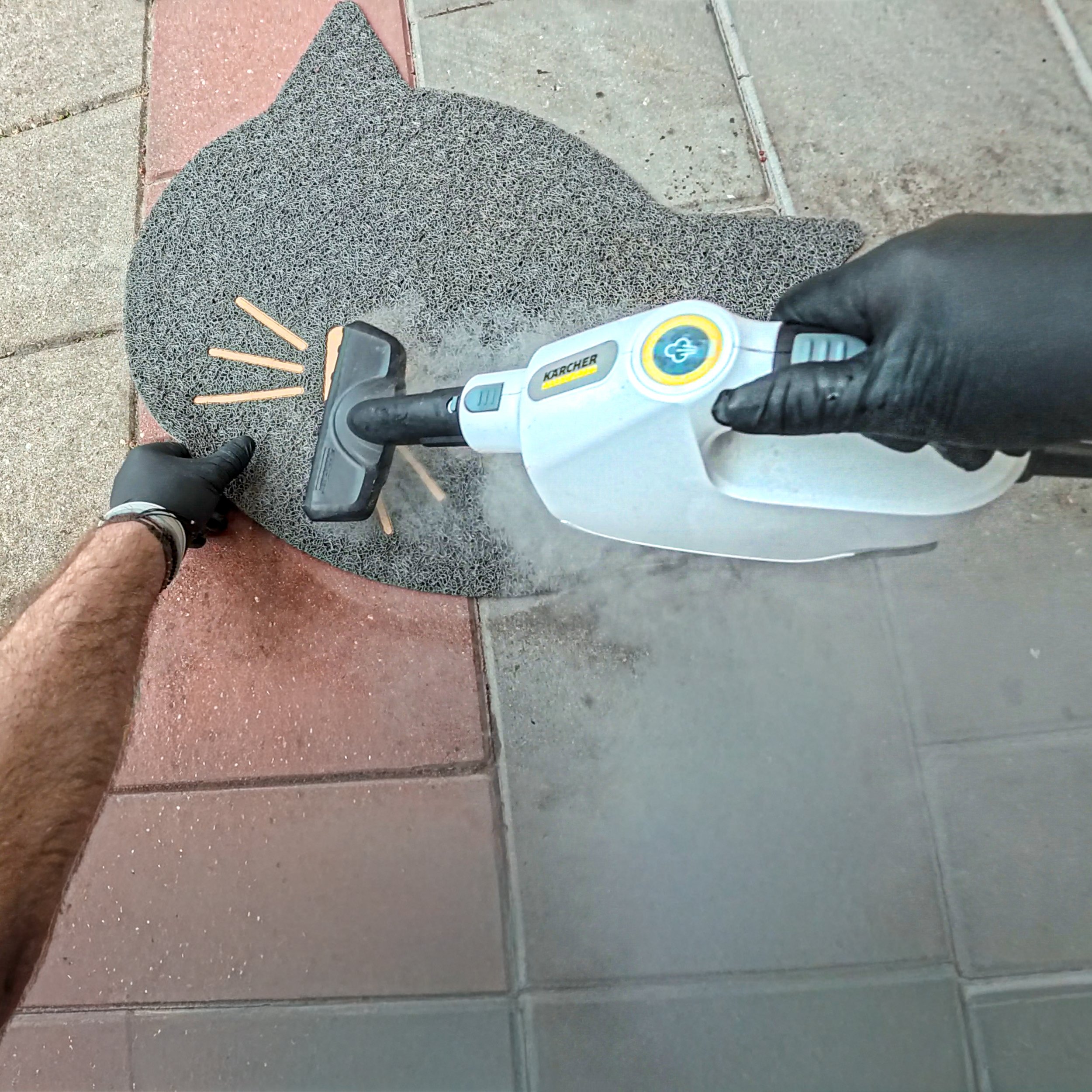 Grondige reiniging van een deurmat met professionele Kärcher apparatuur door MixServ.
