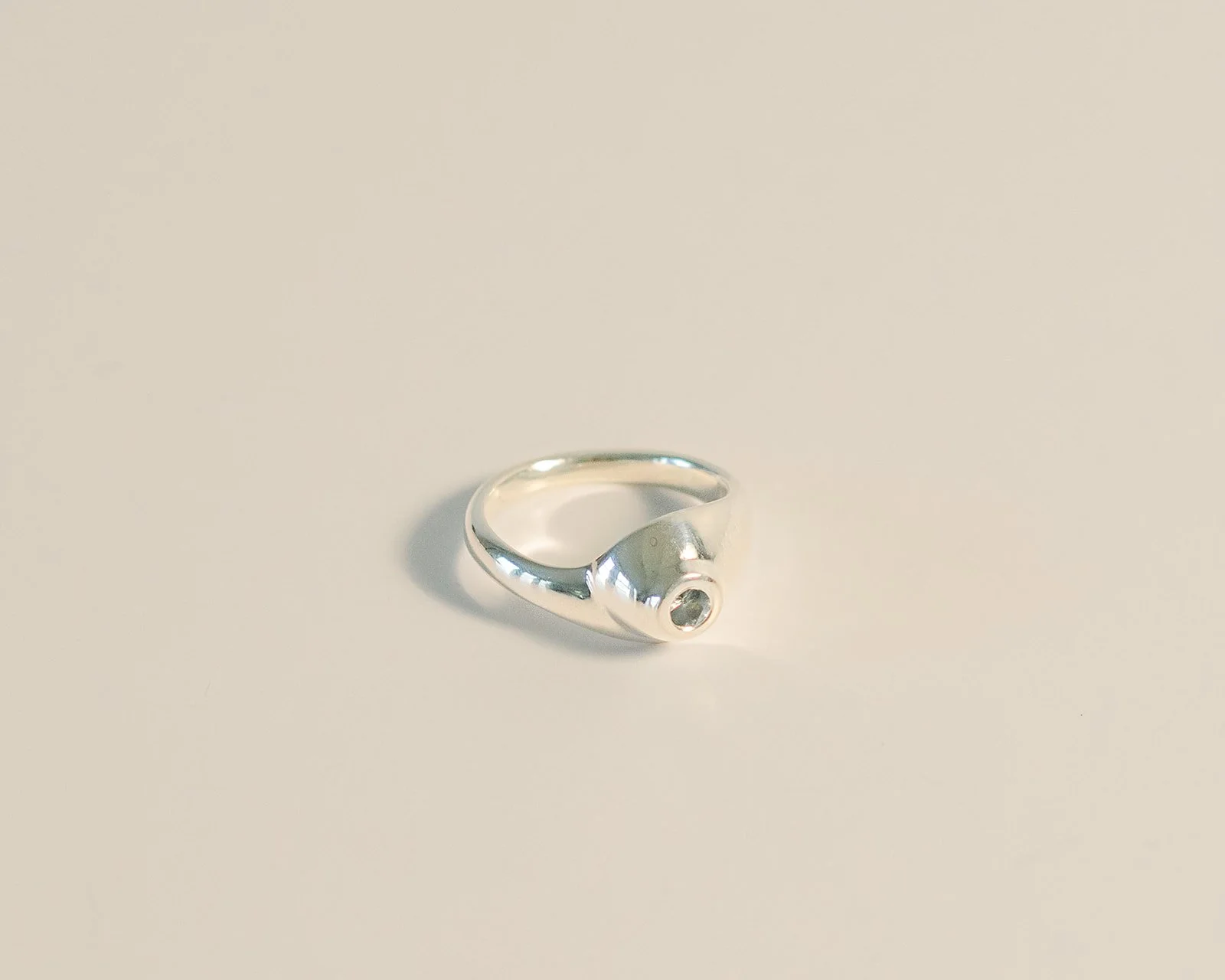 whirlpool mini saphire ring 925 angle birds eye .jpg