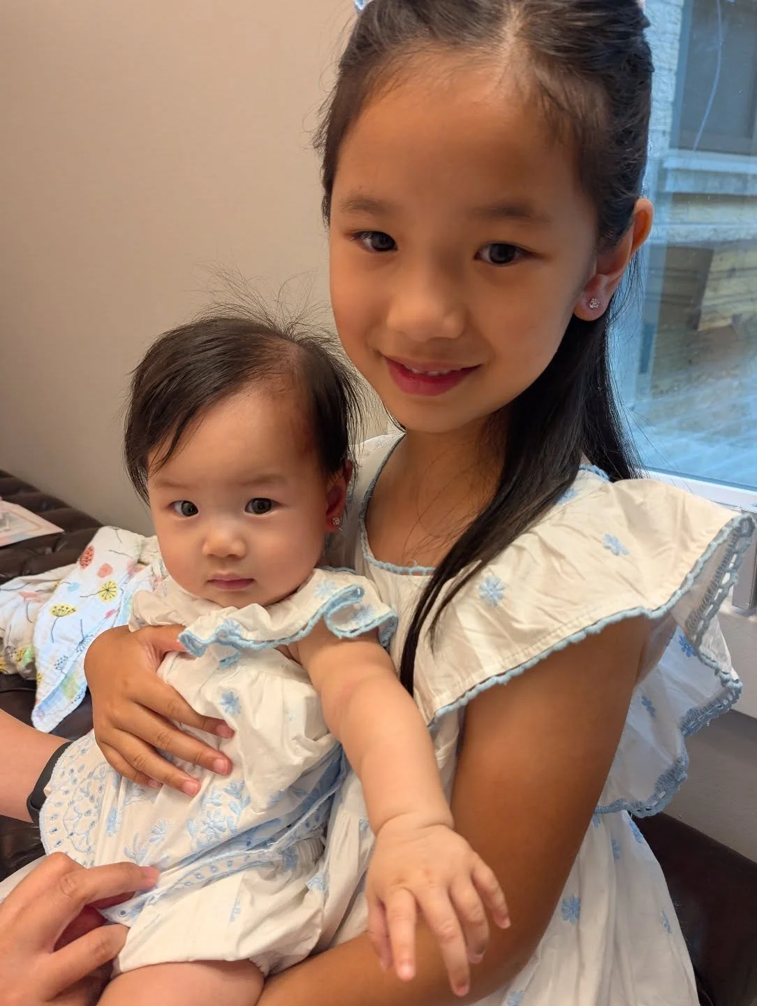 It's a crime that I never posted these adorable sisters who came to get their ears pierced in July!! Baby Daisy got a pair of daisy earrings - I mean, come on, it doesn't get cuter than that ❤️😍
#earpiercing #sisterpiercings #piercingparty #pierced
