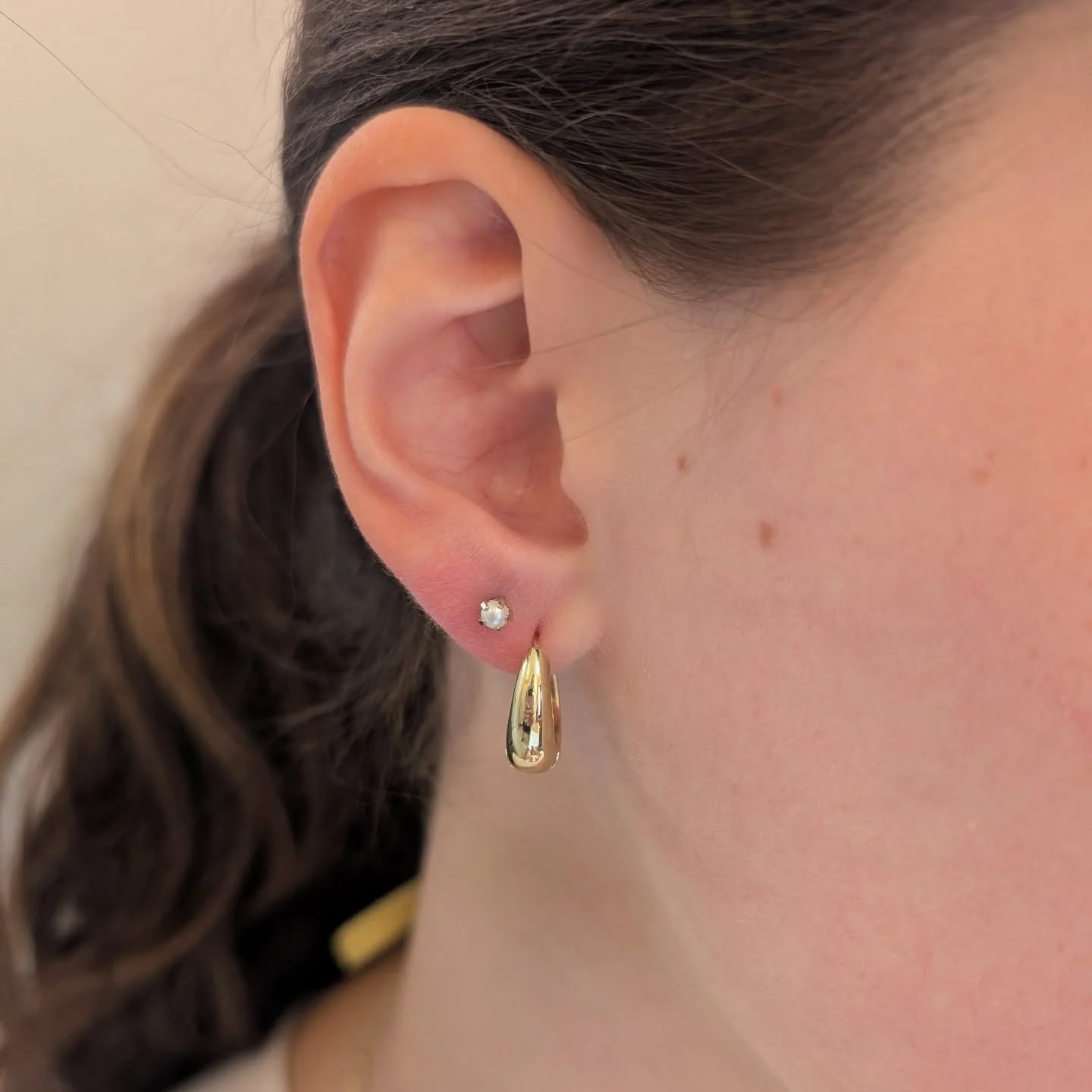 No, your teen isn't crazy for wanting a second piercing 😜 It's become the norm! And how can you blame them, when it comes out looking this cute??
#teenpiercings #piercedbyanurse #piercelobeandhappiness