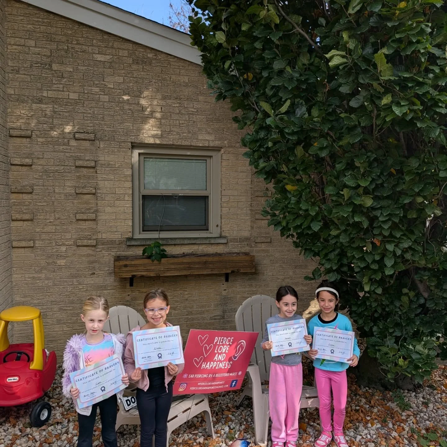 Piercing parties are some of the sweetest, most fun appointments! We may get two sisters coming together, or a group of best friends making forever memories by getting their ears pierced for the first time together 💕 Piercing parties also come with 