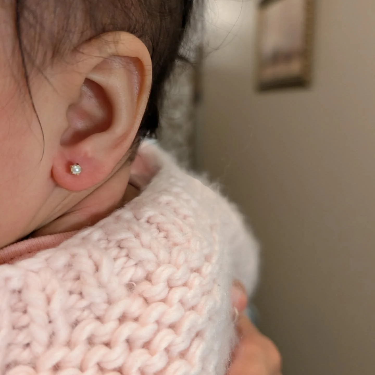 Why I love the @blomdahlusa hypoallergenic piercing earrings (from a medical perspective 👩&zwj;🔬):

Earlobes need air to heal. If your earrings are too tight -- compressing the lobe and limiting its ability to breath -- you're more likely to have c